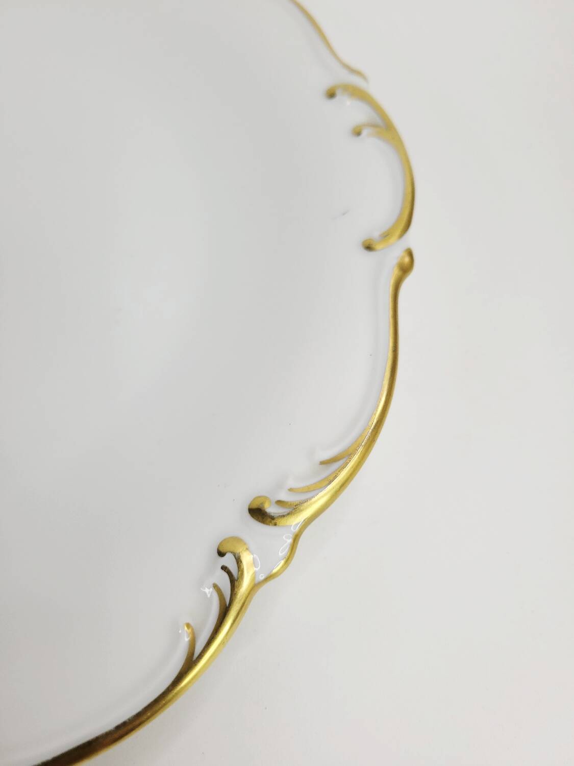 Round antique plate in gilded porcelain, Tirschenreuth, Bavaria