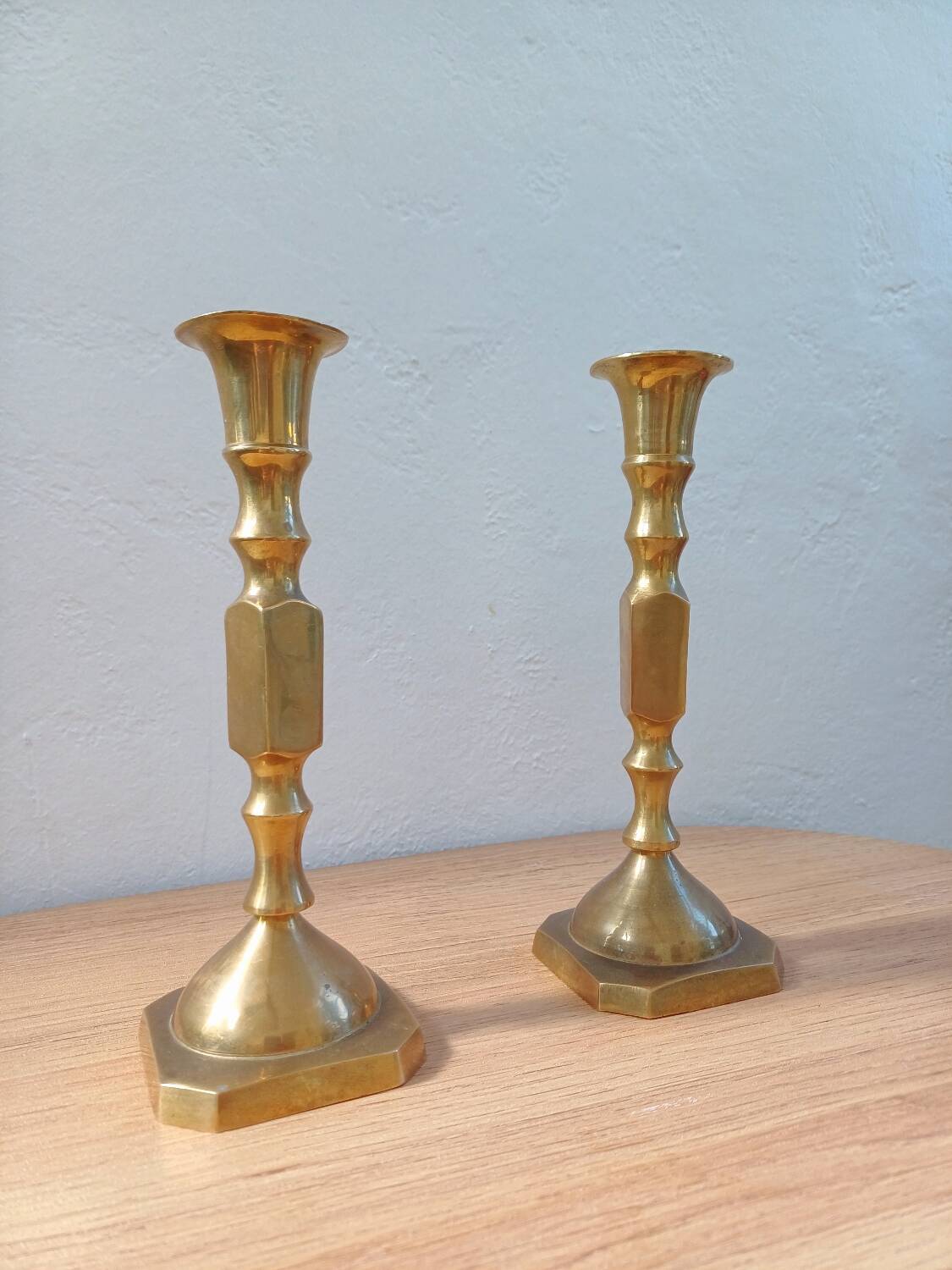 Paire de bougeoirs en laiton
