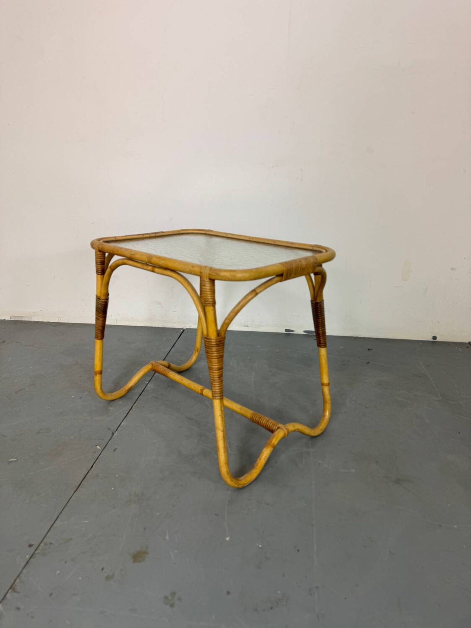 Table d'appoint bohème vintage en rotin, bambou et verre de Rohé Noordwolde,