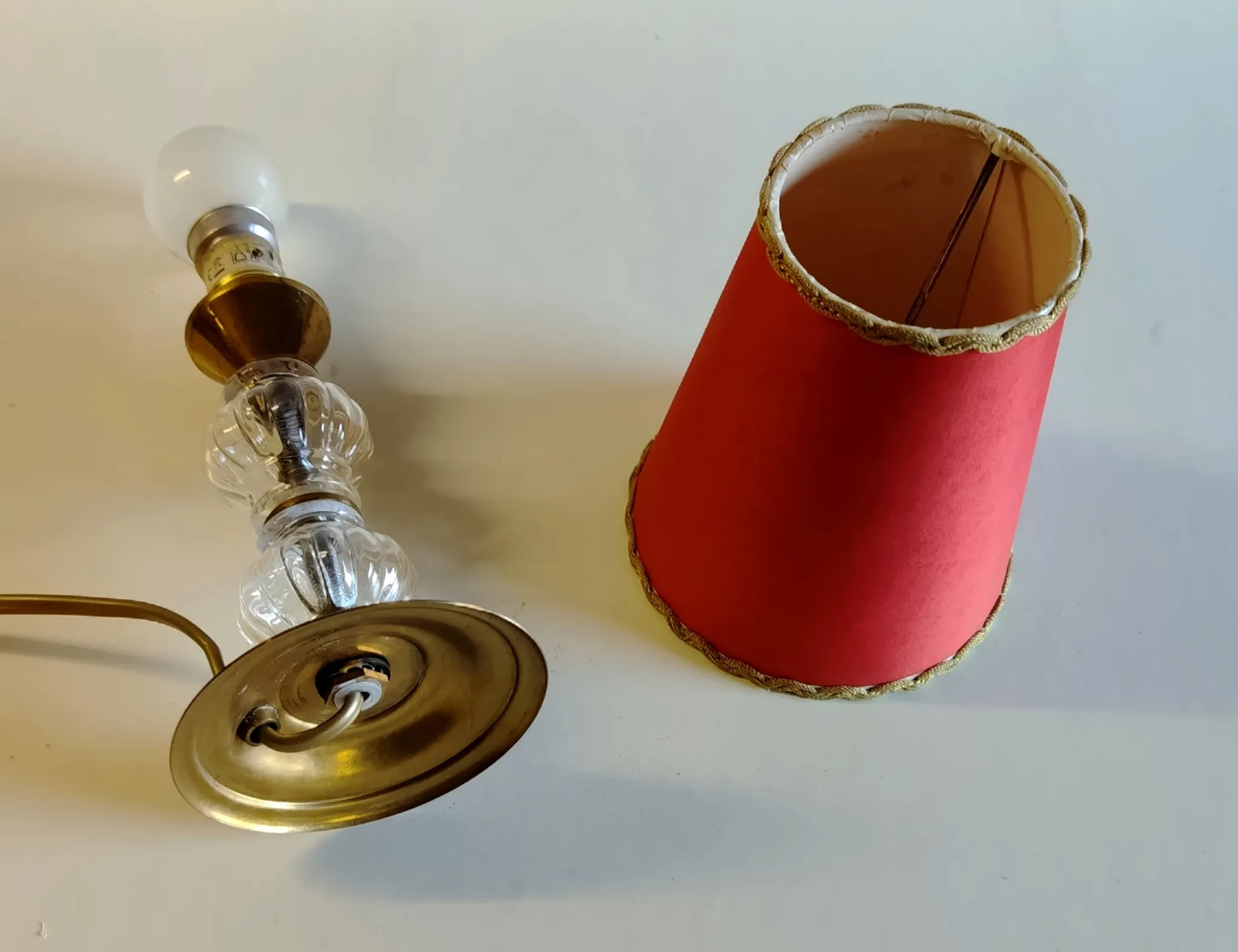 Vintage table lamp in brass and glass - mid 20th century.
