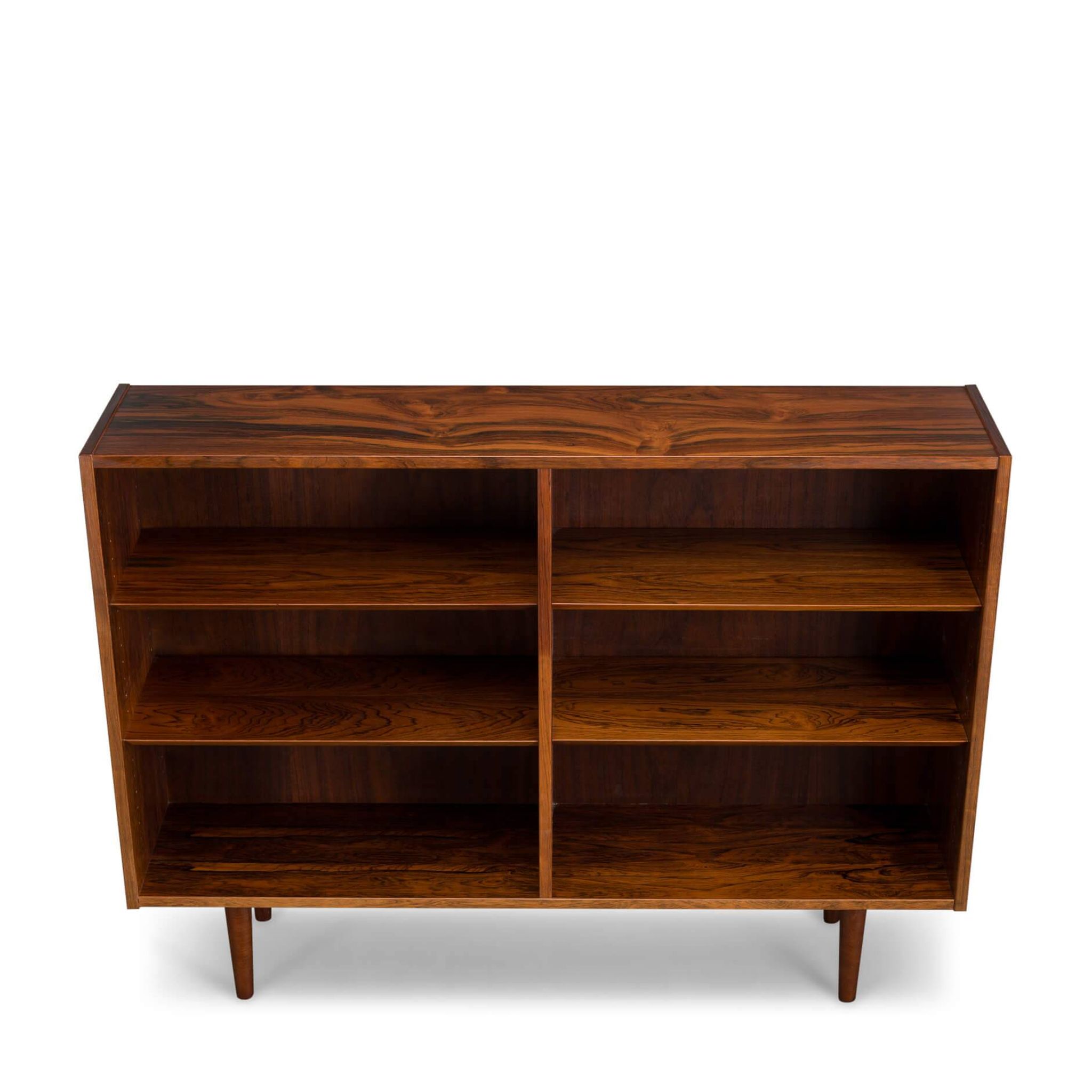 Bibliothèque basse en palissandre danois par Hundevad & Co, années 1960.