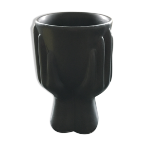 vase mains noir