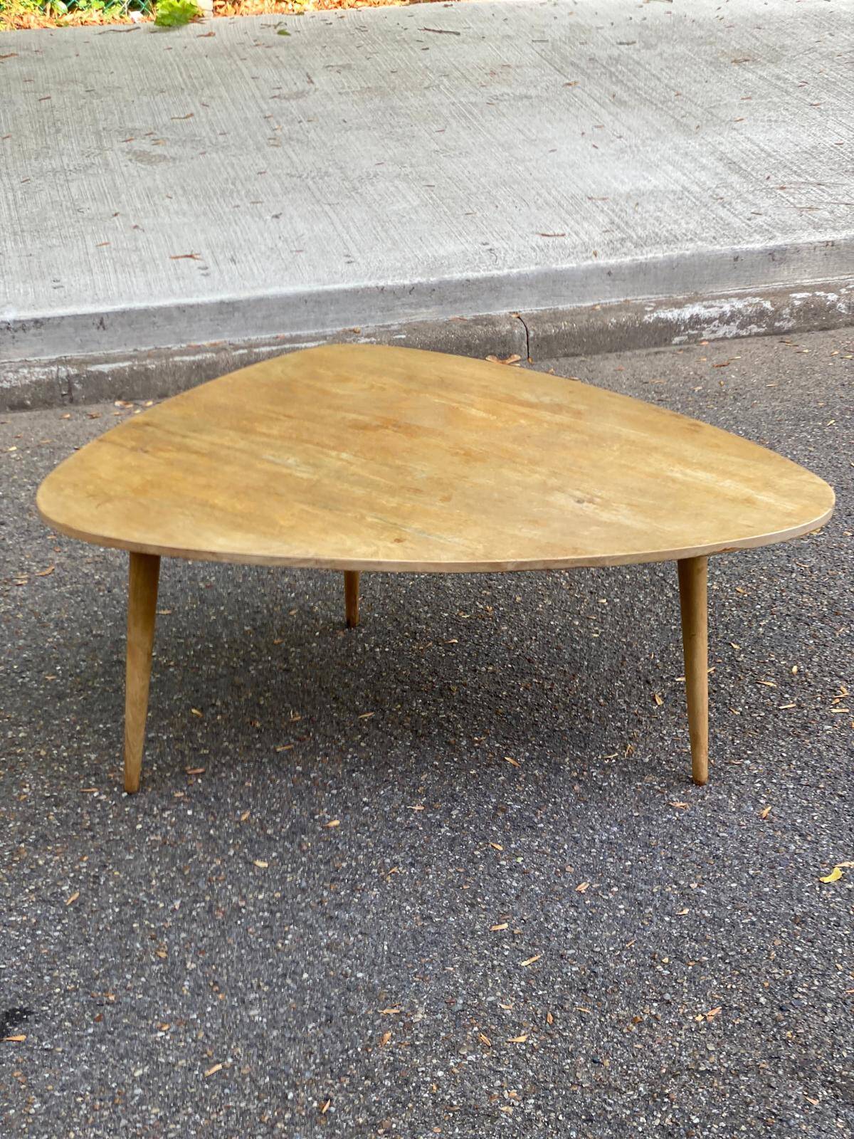 Scandinavian coffee table in the shape of a pebble/bean made of light solid wood from the years.