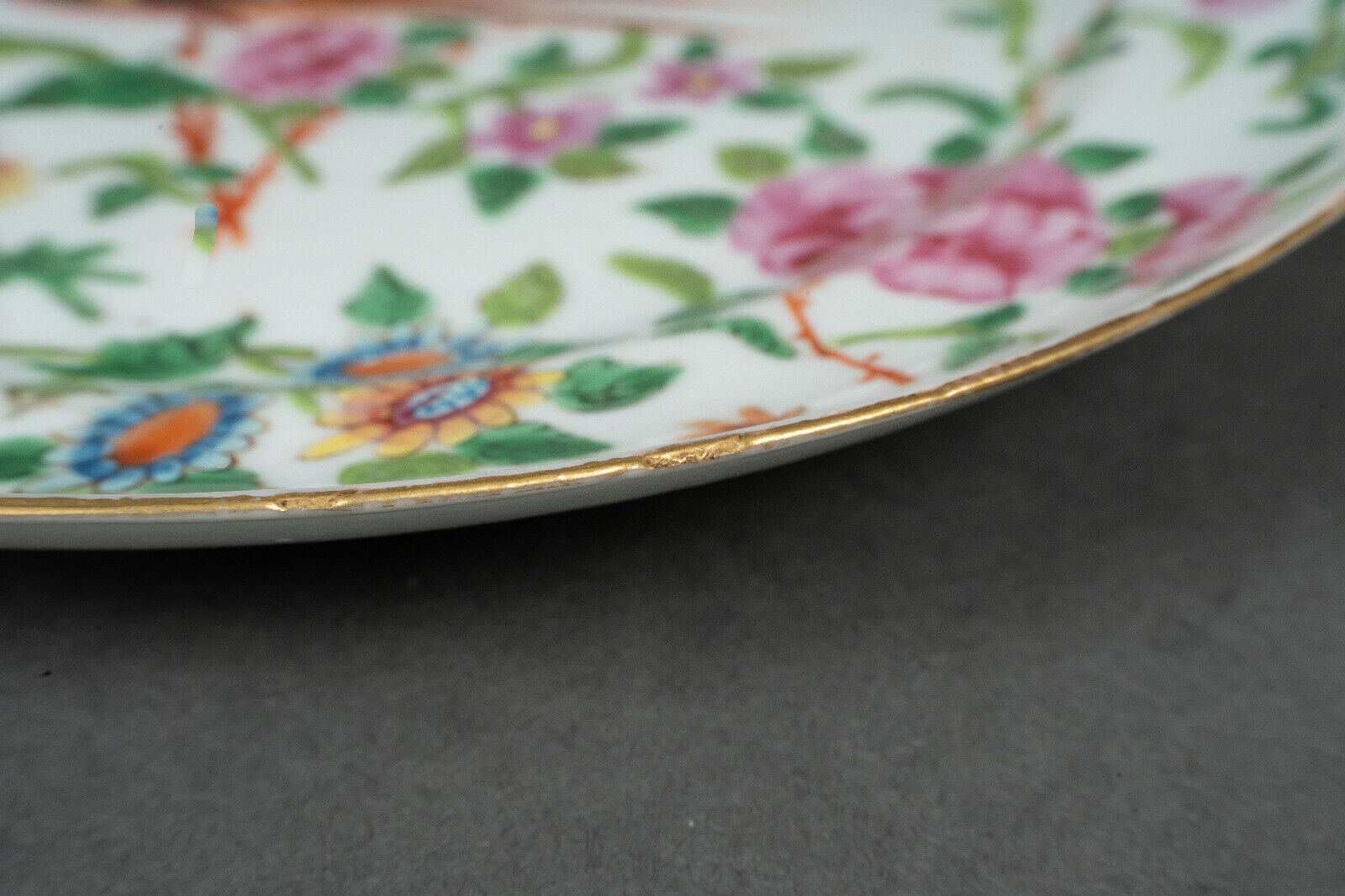 Porcelain plate XIXth Canton with floral decoration birds and butterflies