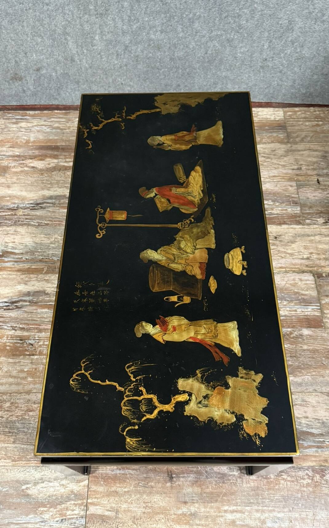Chinese coffee table in black lacquer and colored mother-of-pearl decorations