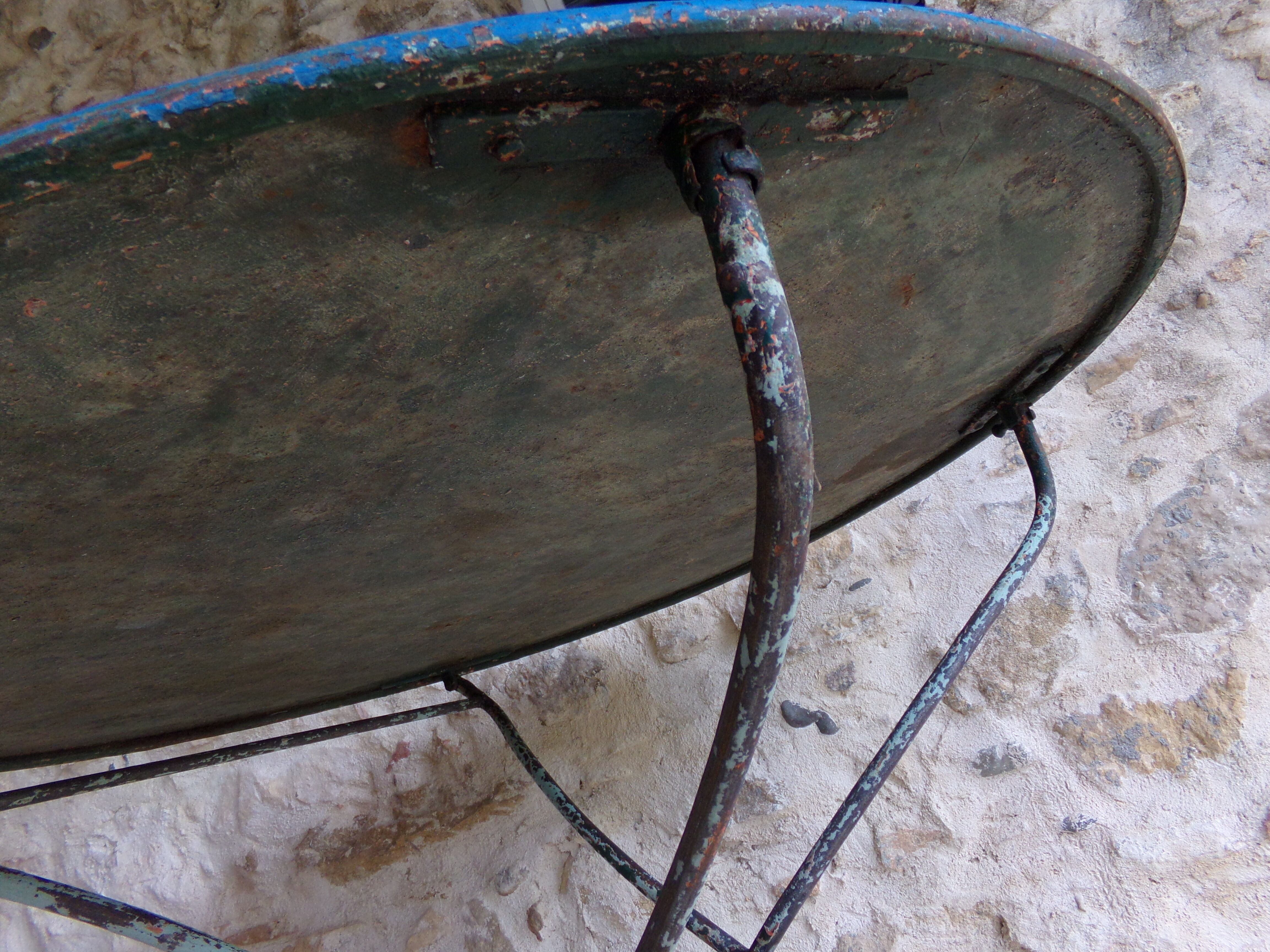 Ancienne table de jardin ronde en fer