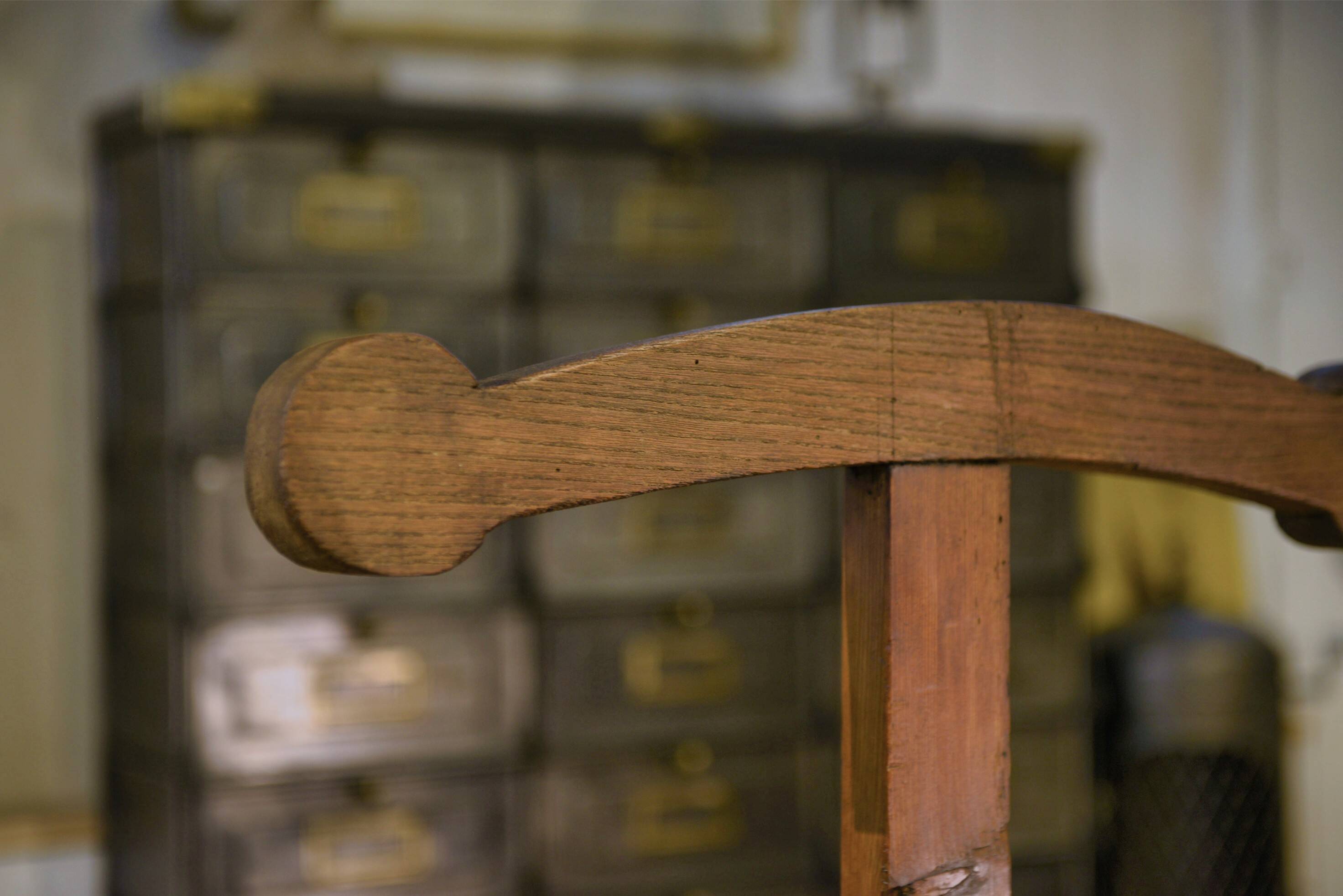 Coat rack in elm and pine from the 1950s.