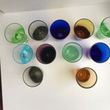 Ensemble de 11 verres à liqueur en verre coloré années 70