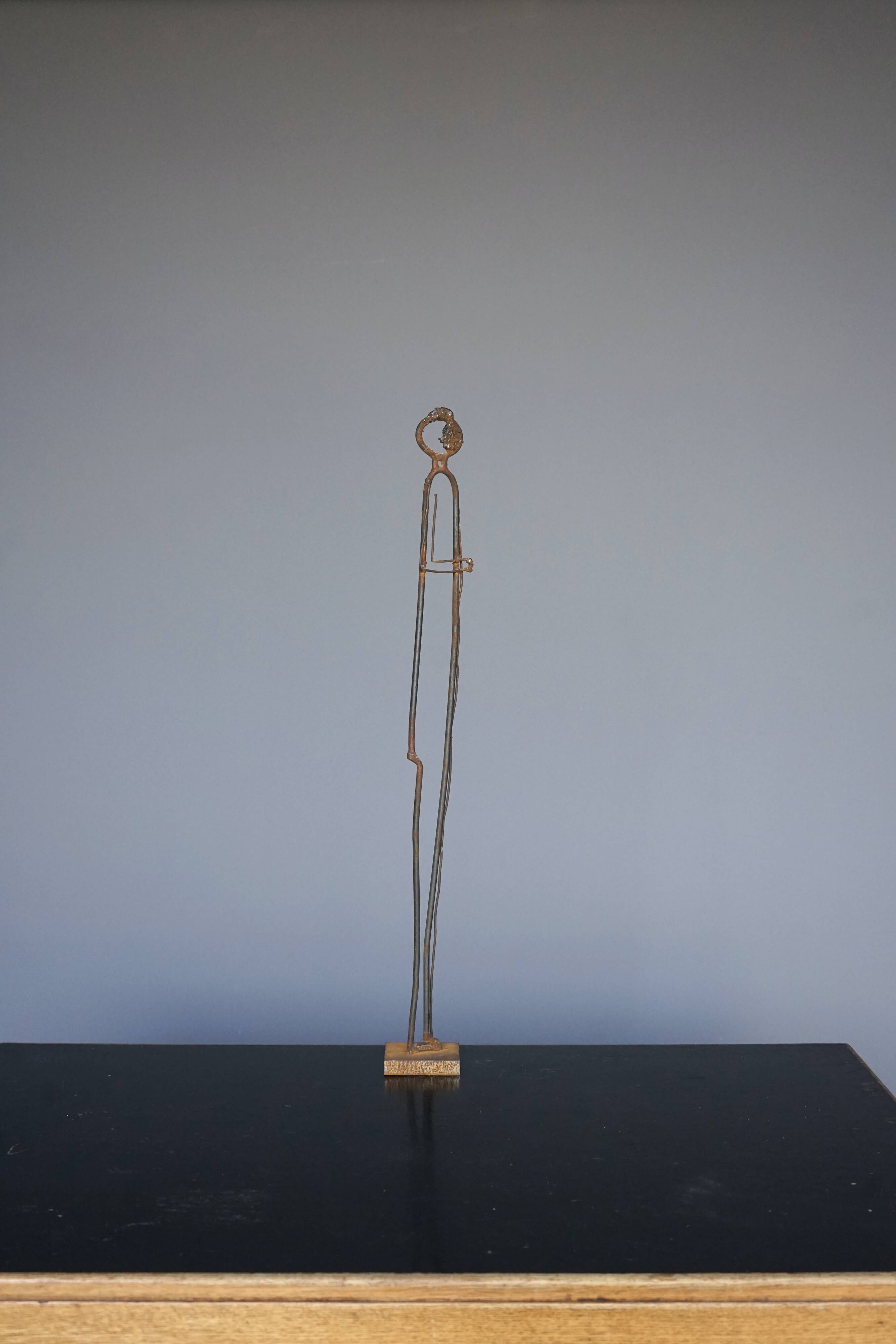 Sculpture en métal représentant un personnage debout. XXe siècle