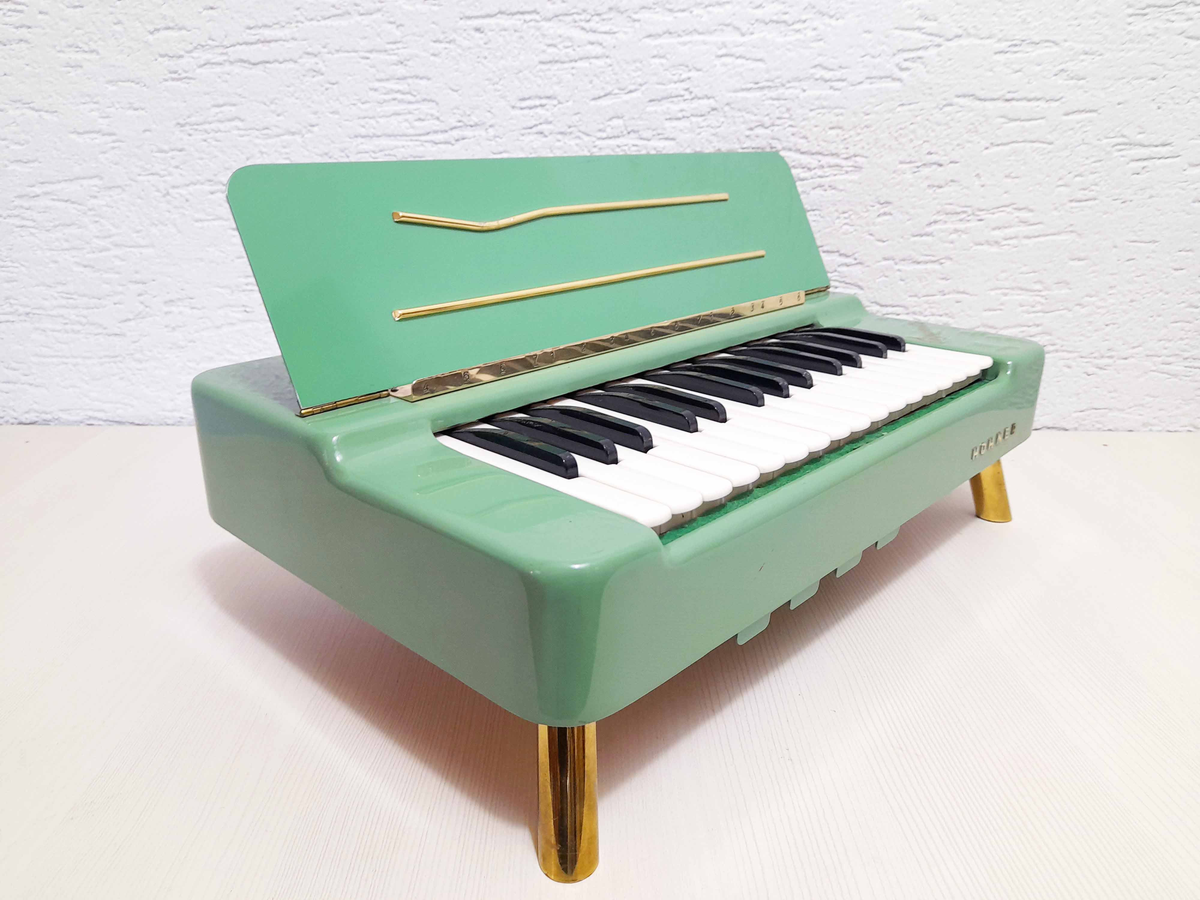 Vintage piano Hohner Viganetta 1950