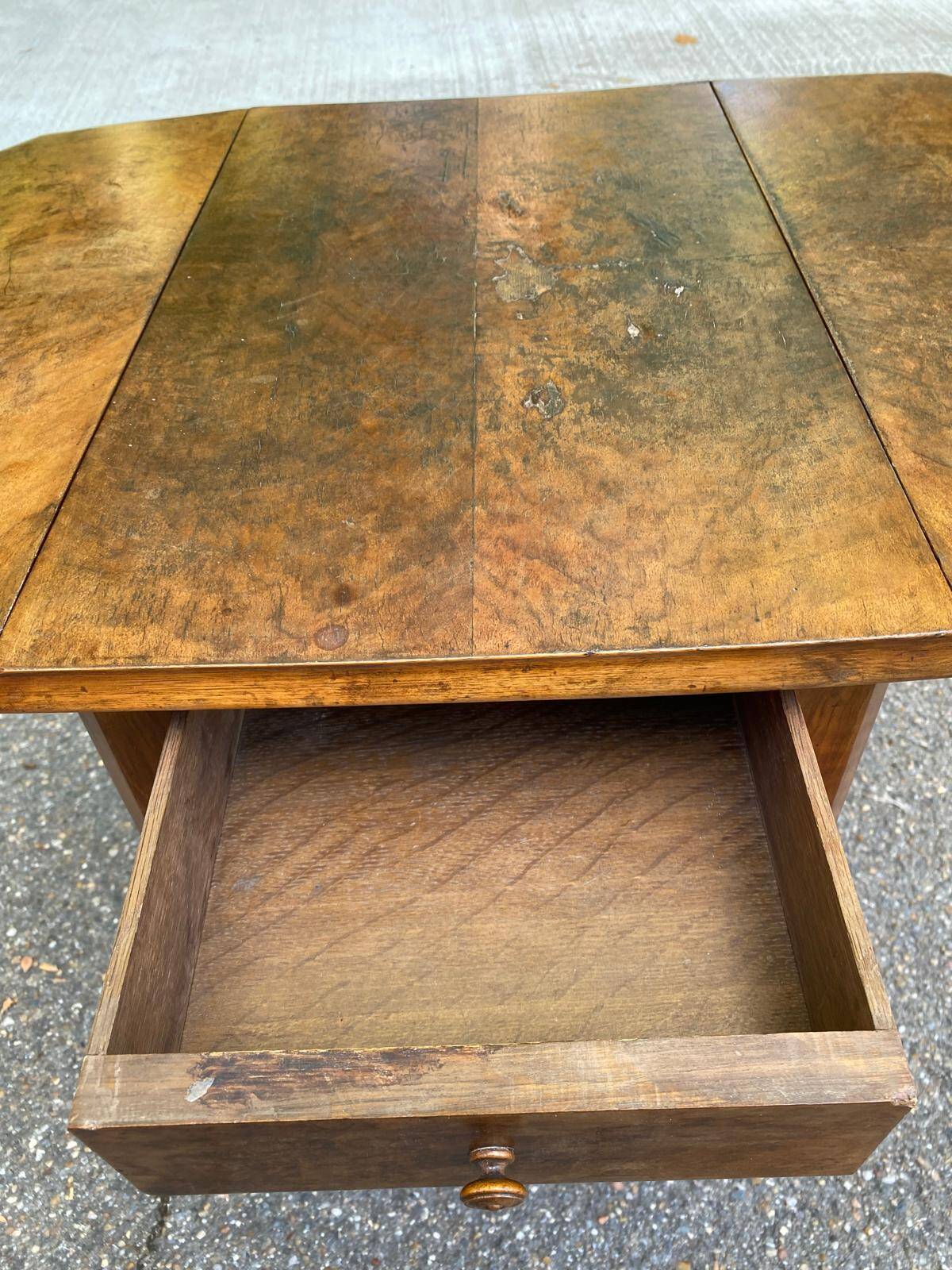 Victorian Pembroke table from the 19th century in walnut burr with drop-leaves.
