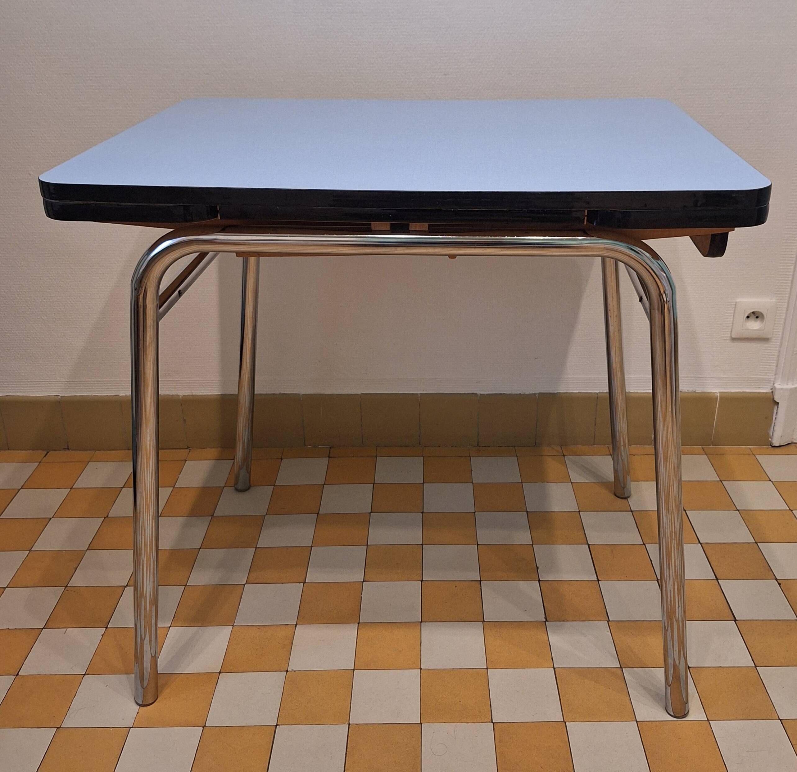 Table et chaises formica bleu