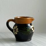 Petit pichet Alsacien en céramique noire et marron, décoré de motifs floraux peints à la main.