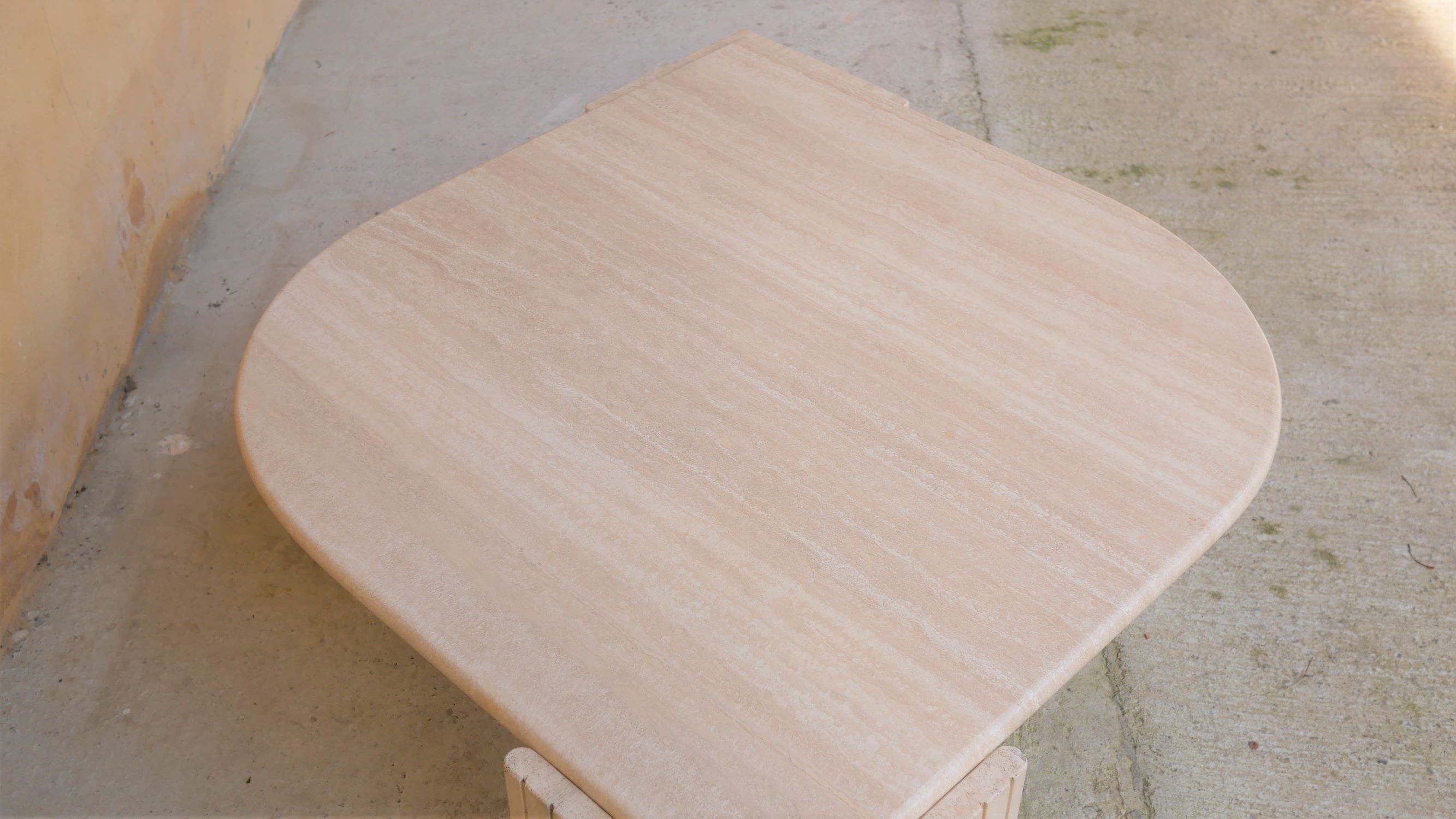 Table basse vintage en travertin par les éditions Roche Bobois