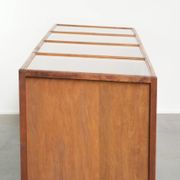 Grand comptoir en bois vintage / vitrine avec 4 portes et du verre.