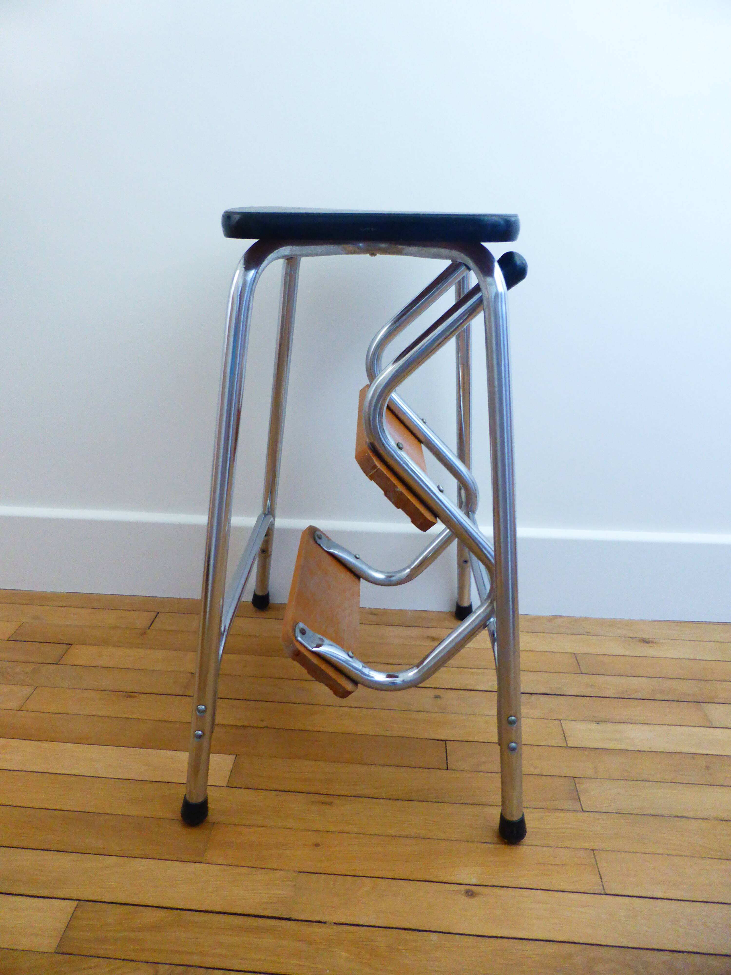 Stepladder walking retractable foot