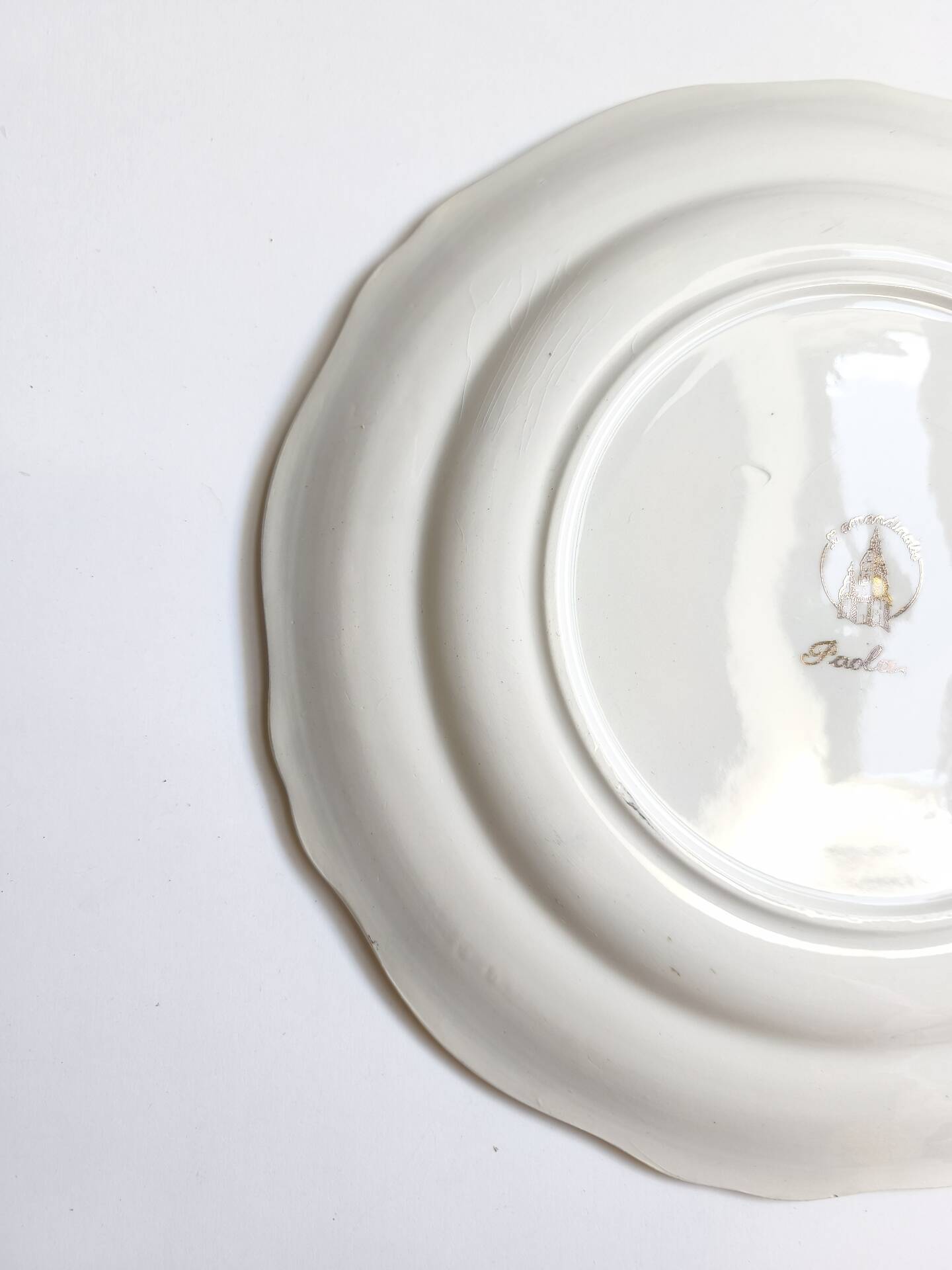 Round vintage plate L'Amandinoise model Paola cream and white flowers