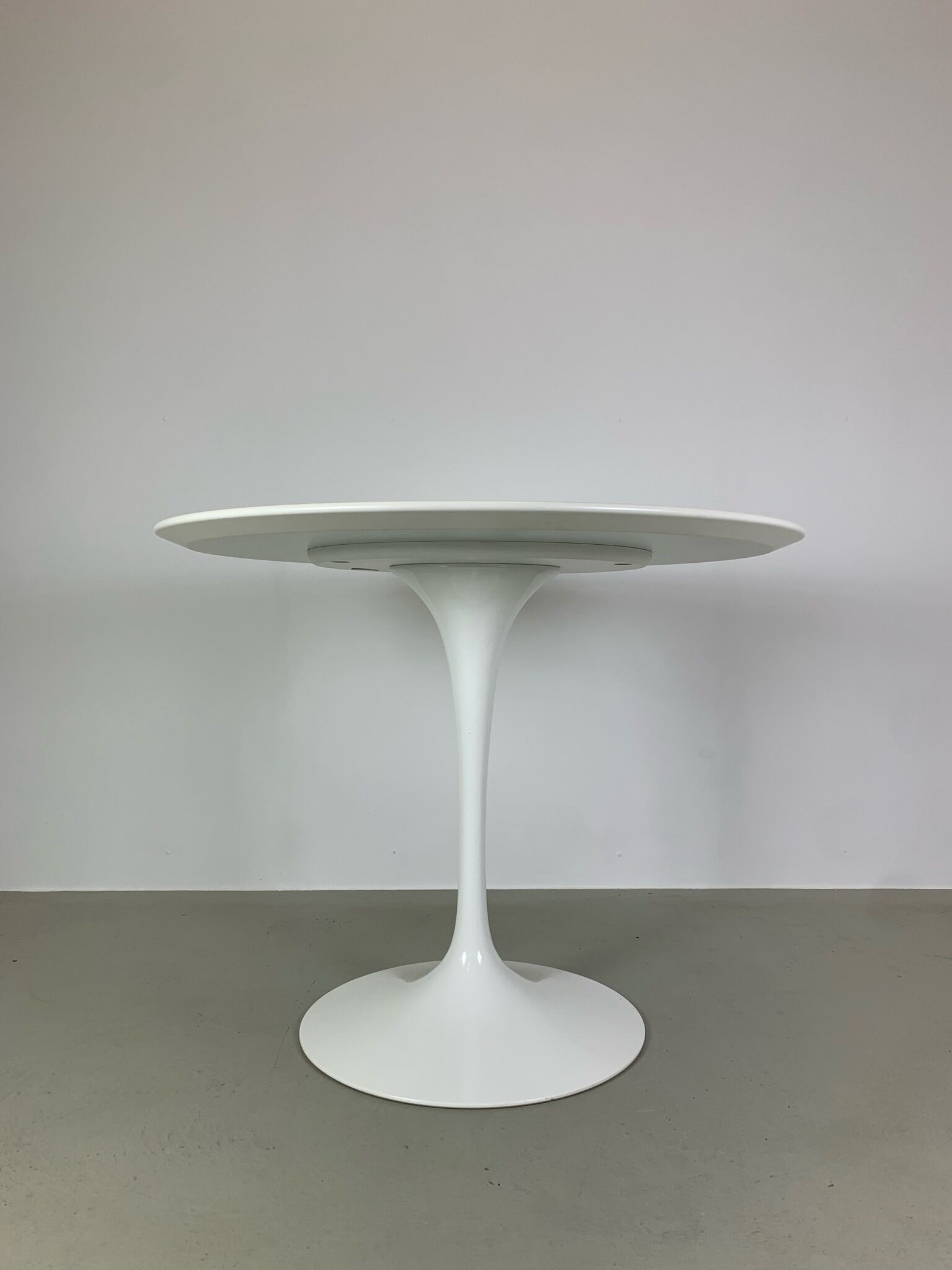 Eero Saarinen Tulip Dining Table white