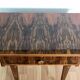 Table de chevet en noyer et laiton