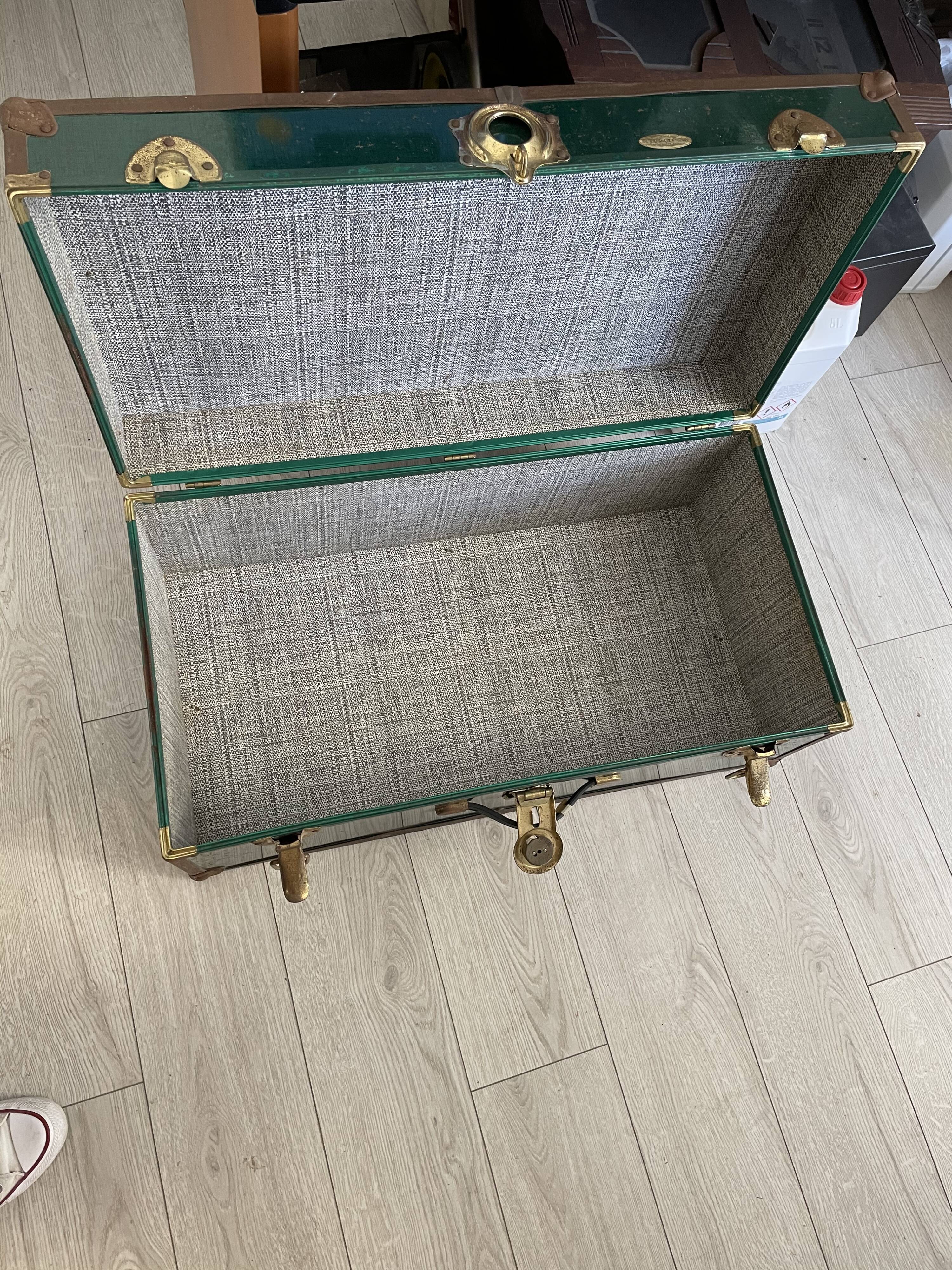 Green vintage suitcase A&R Luggage MFG GO