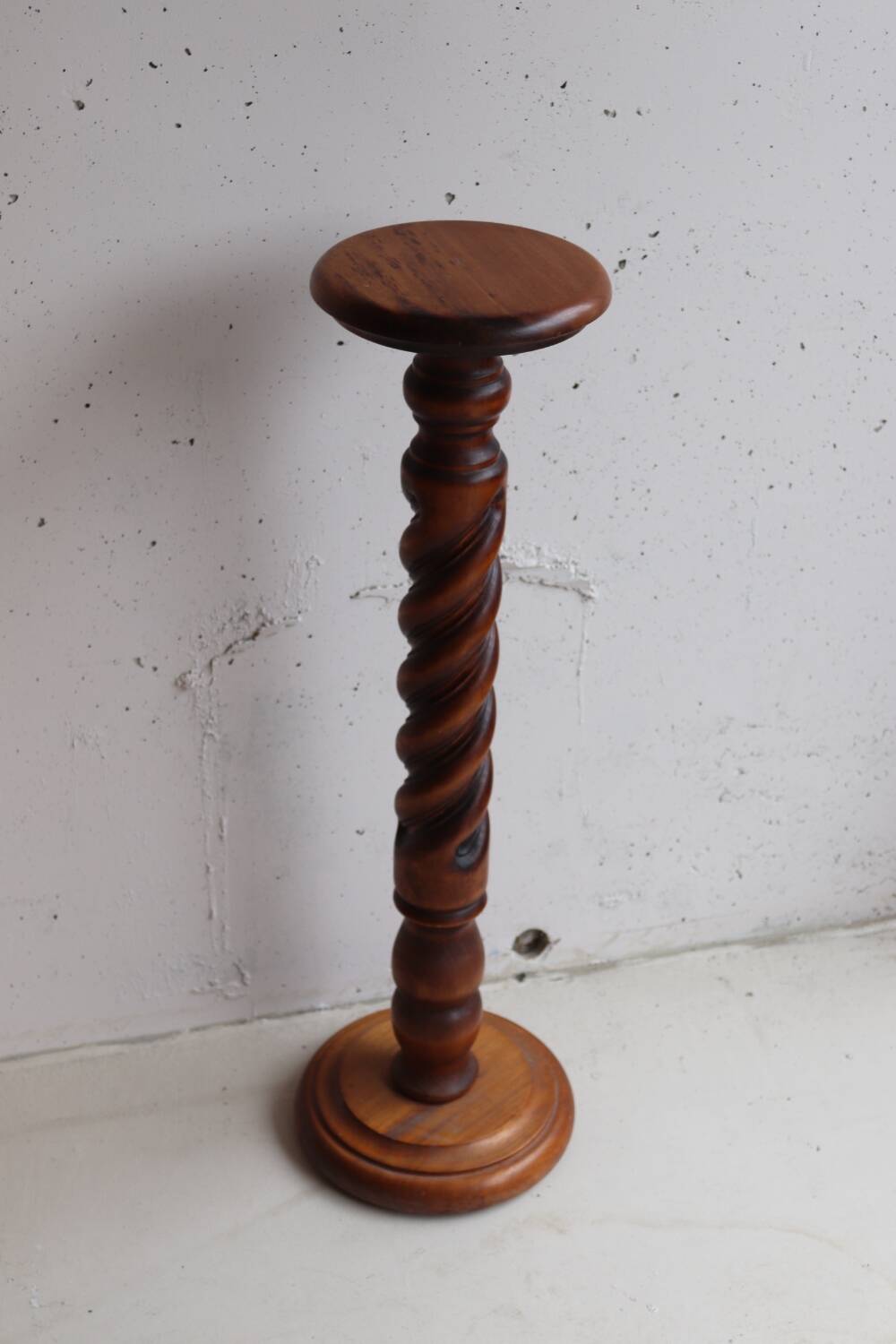 Saddle, pedestal, turned wooden column
