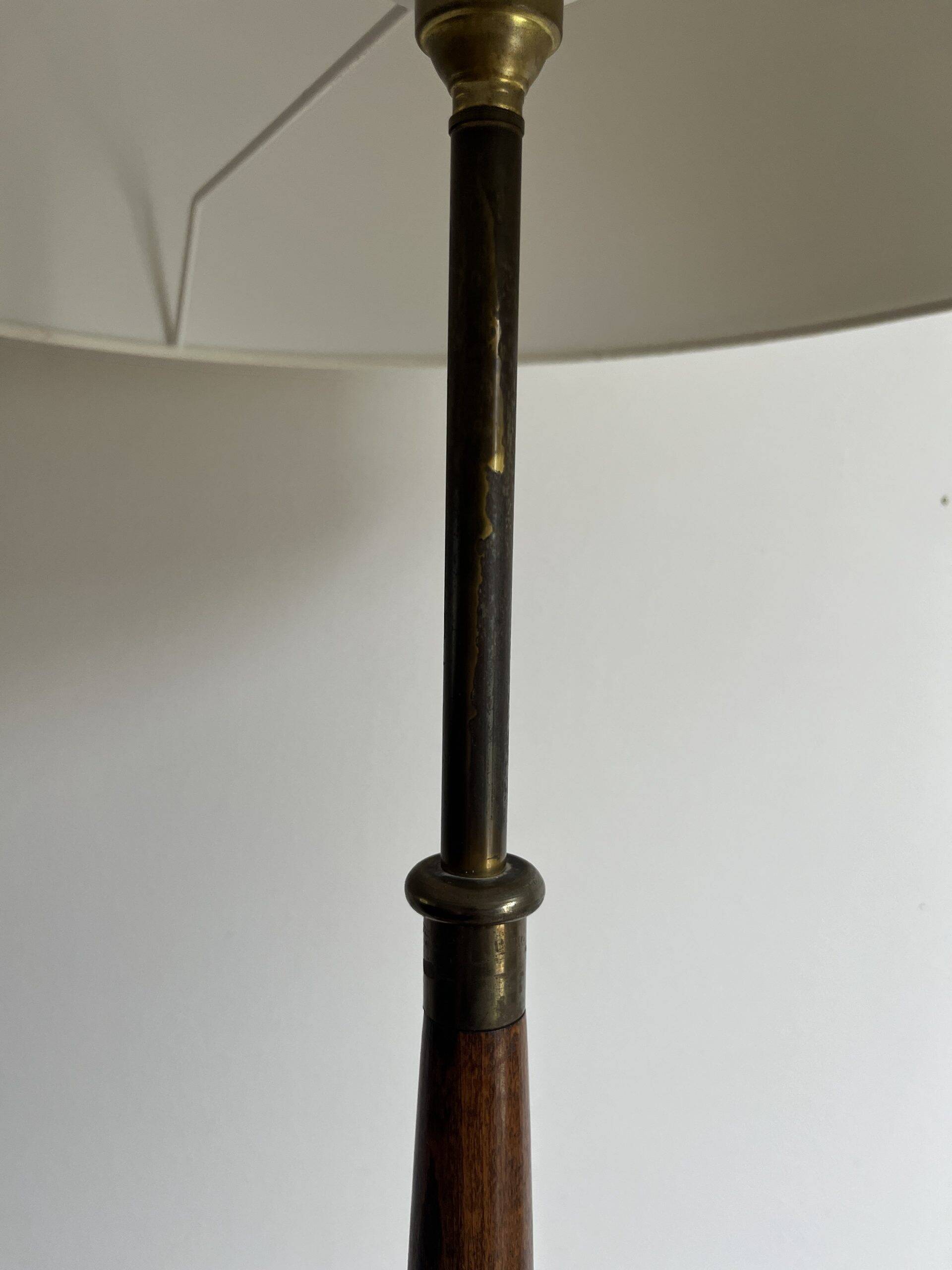 lampadaire vintage avec tablette et pied tripode