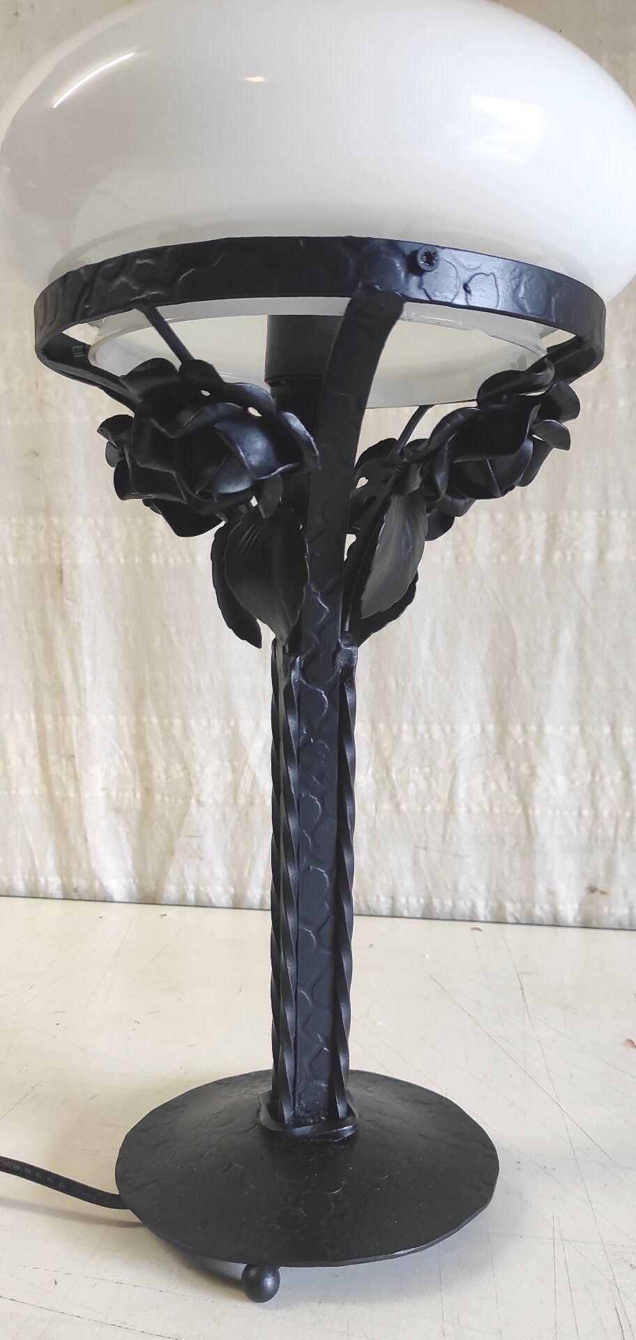 Art Deco table lamp in wrought iron and opaline - 1930s/40s