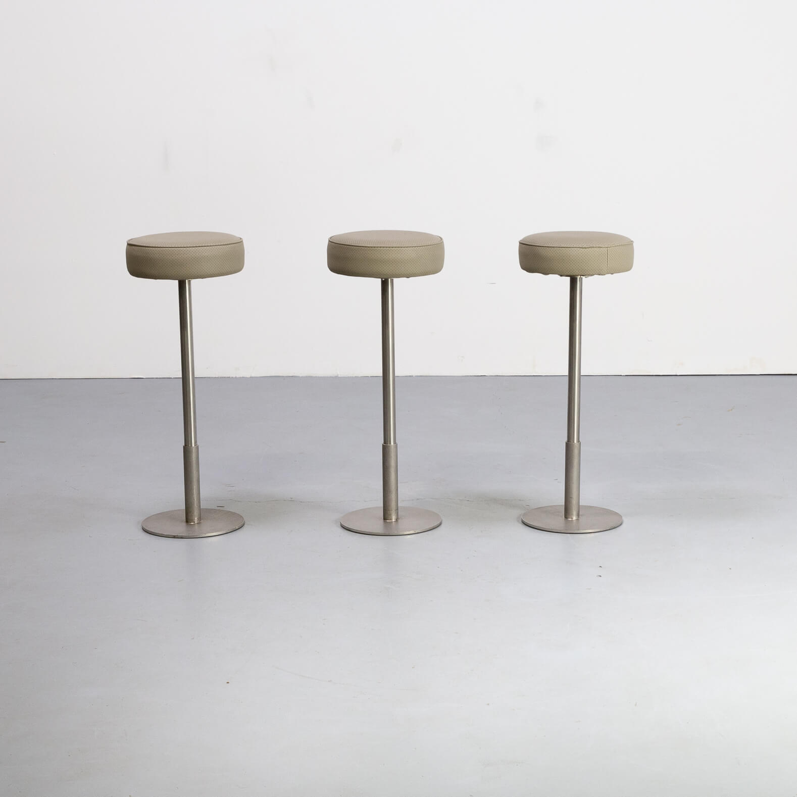 70s cast stainless steel and leather stool set/3