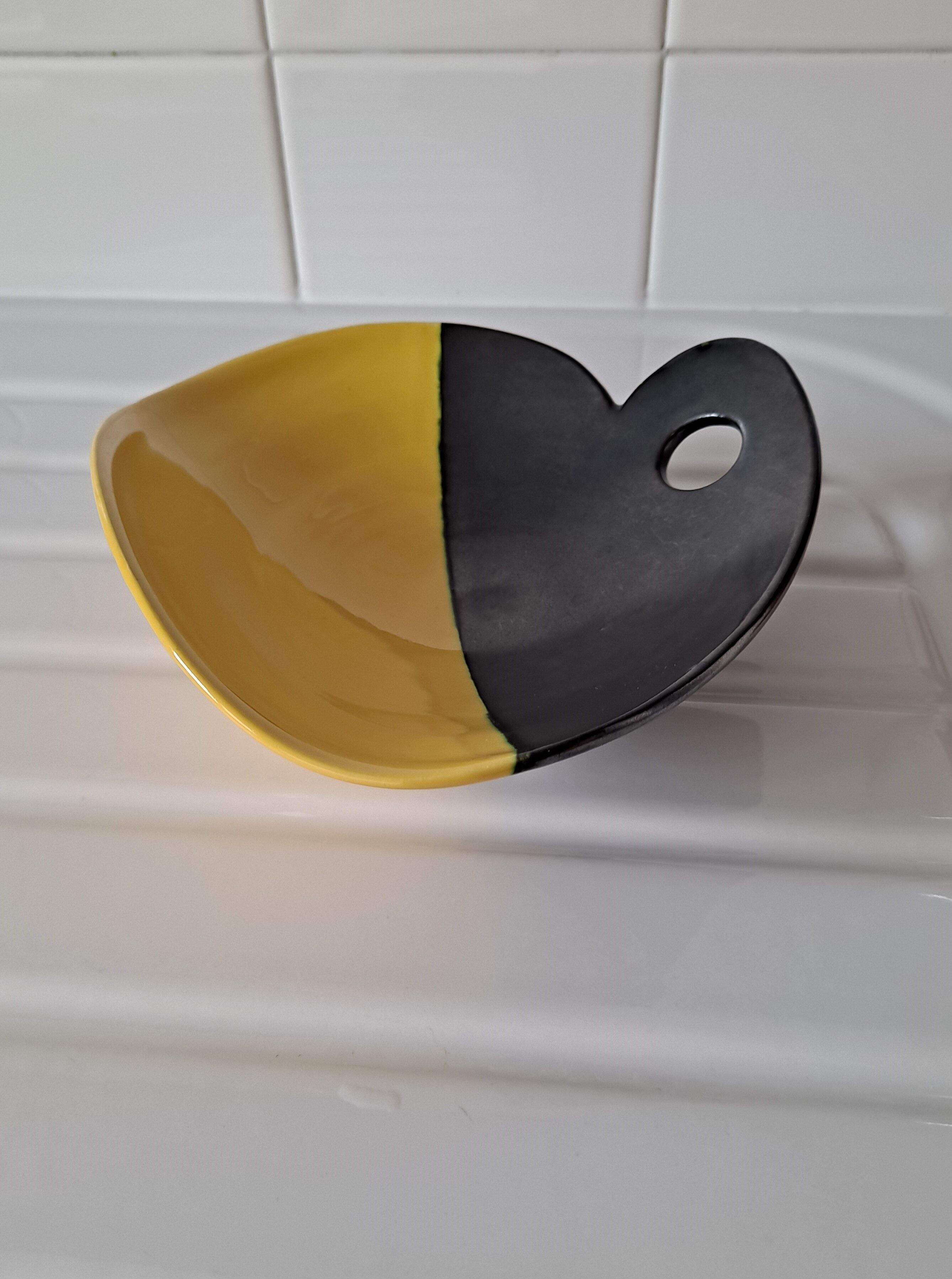 Yellow and black two-tone pocket cut Louviers