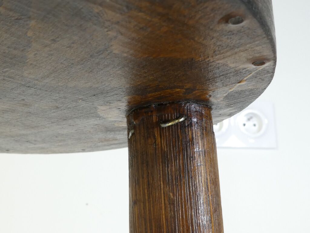 Tabouret rond tripode de traite en bois années 50