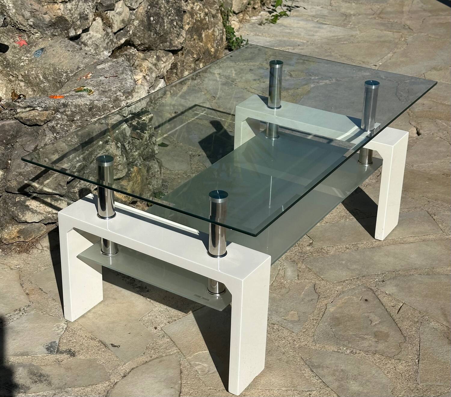 Coffee table in tempered glass and white metal.