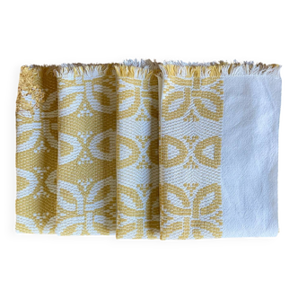 4 vintage napkins