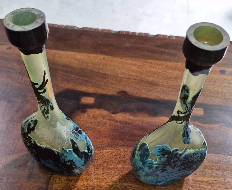 Pair of flower vases in glass paste, with a long slender neck.