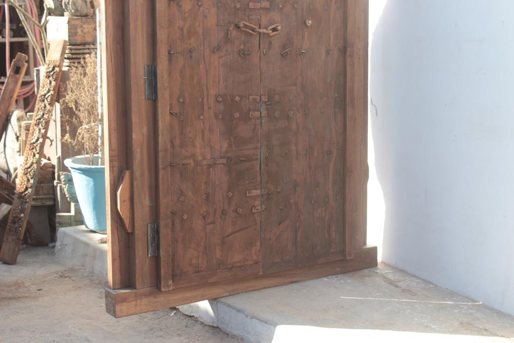 Indian door in old teak piece and patina of origin