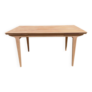 Table scandinave