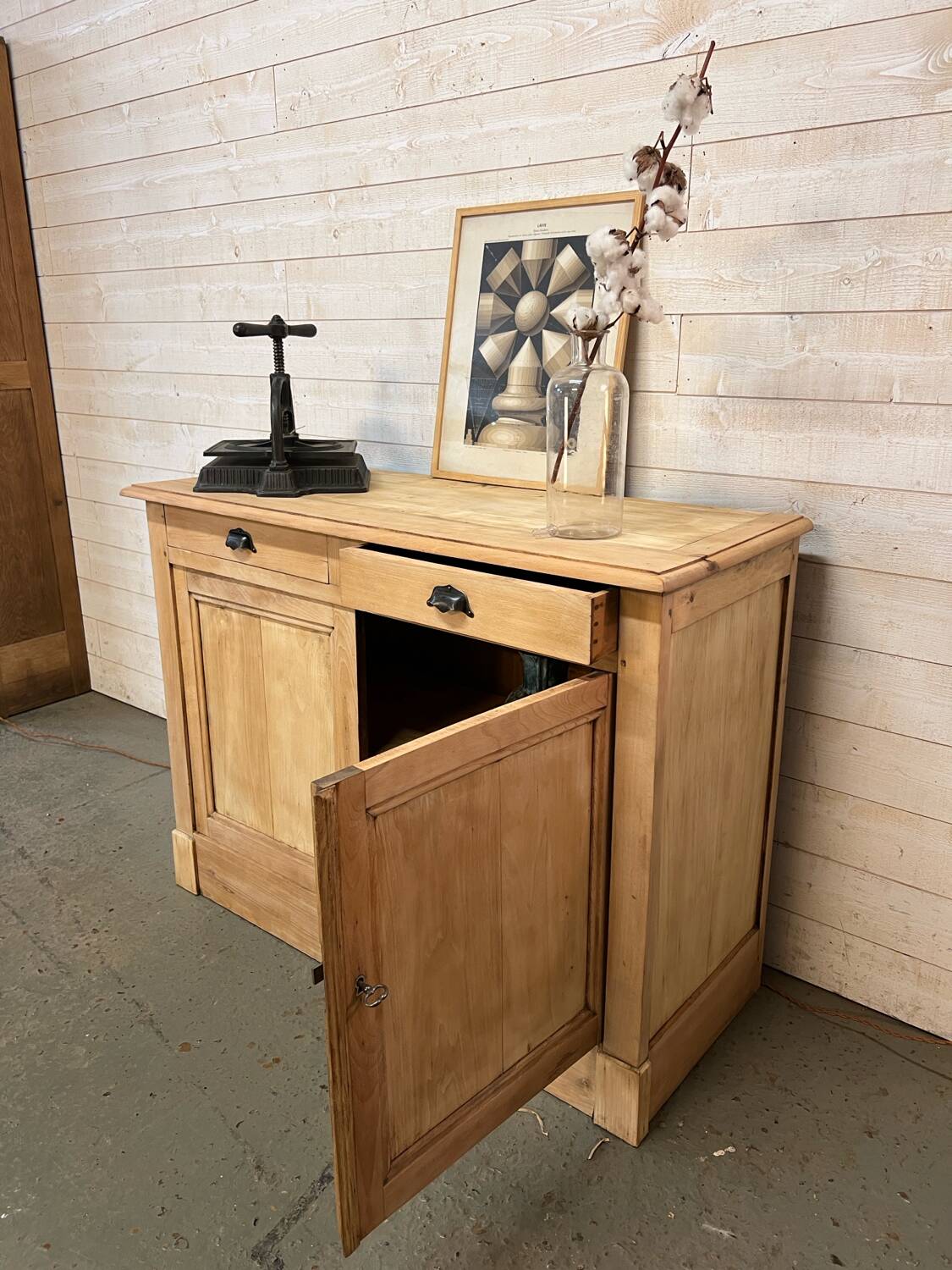 Buffet parisien en bois brut