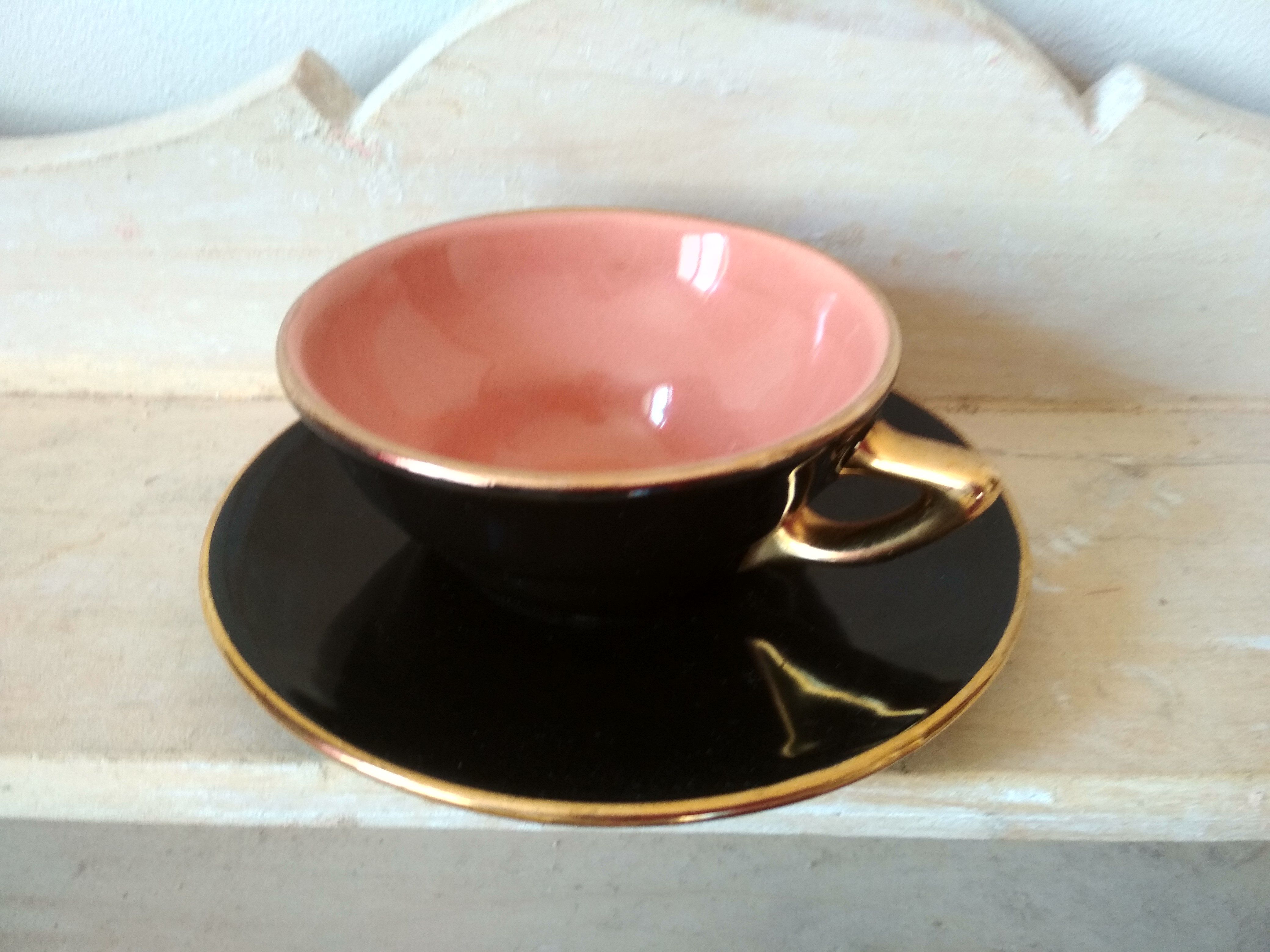 4 cups tea or coffee in the 1950s, color mugs, black and Golden NET