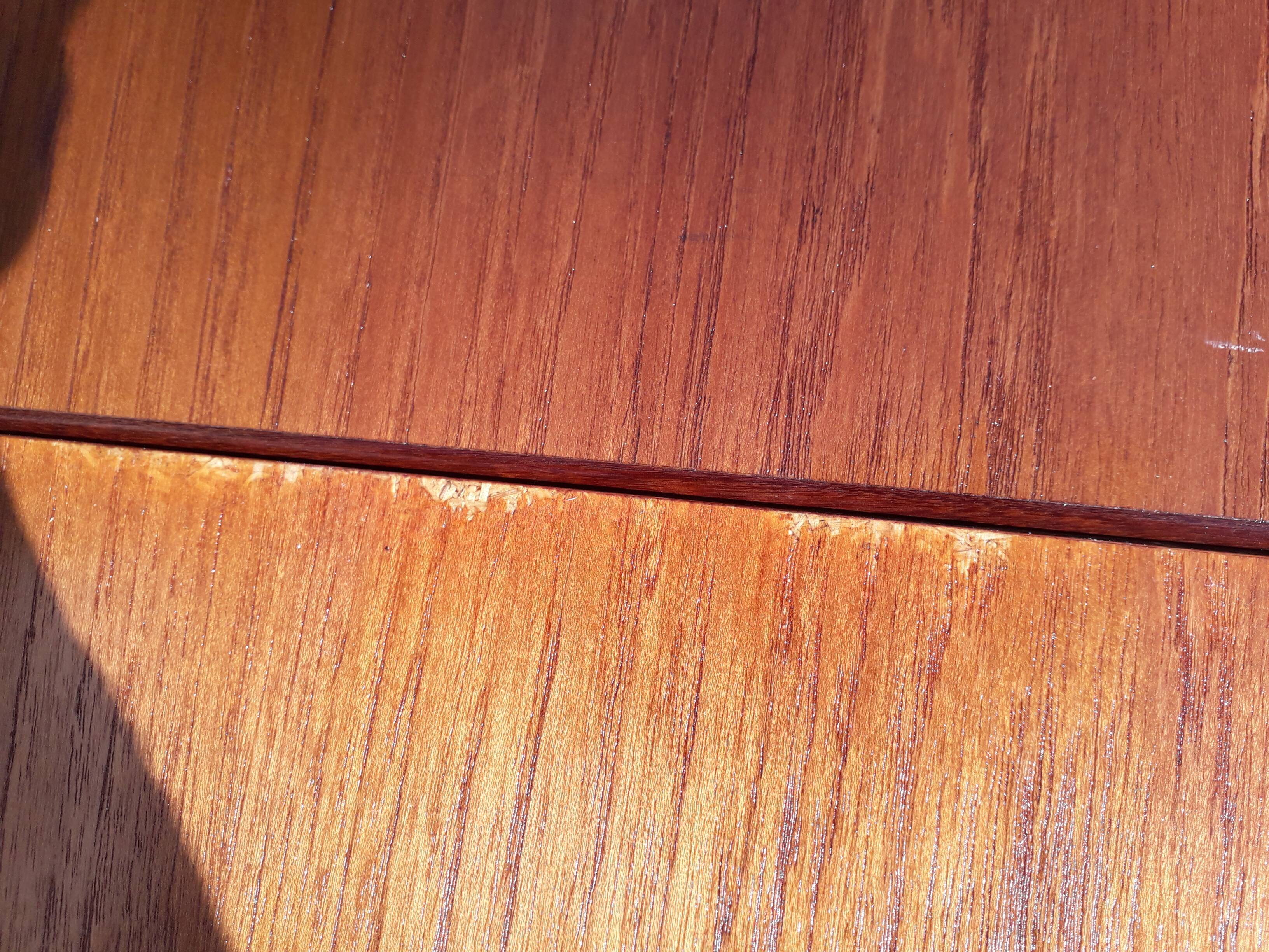 Extendable teak table