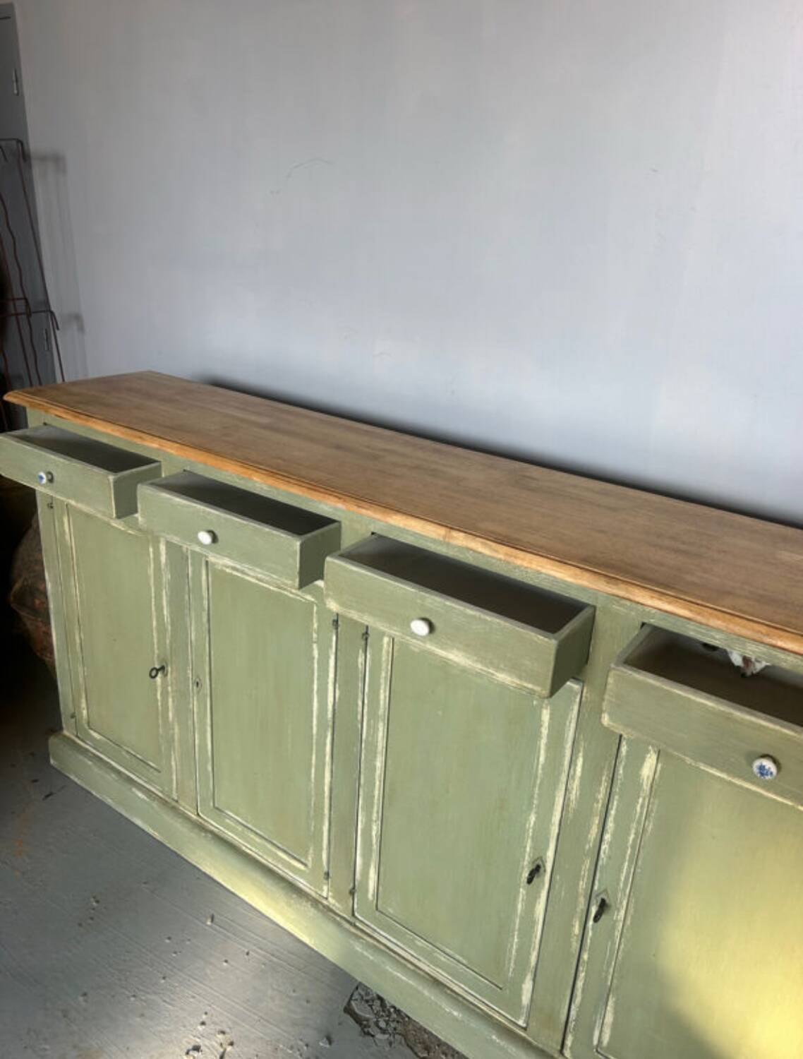 Ancien comptoir de mercerie – 4 portes, 4 tiroirs