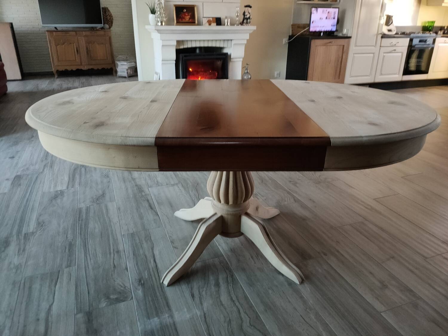 Round table with central leg