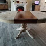 Round table with central leg
