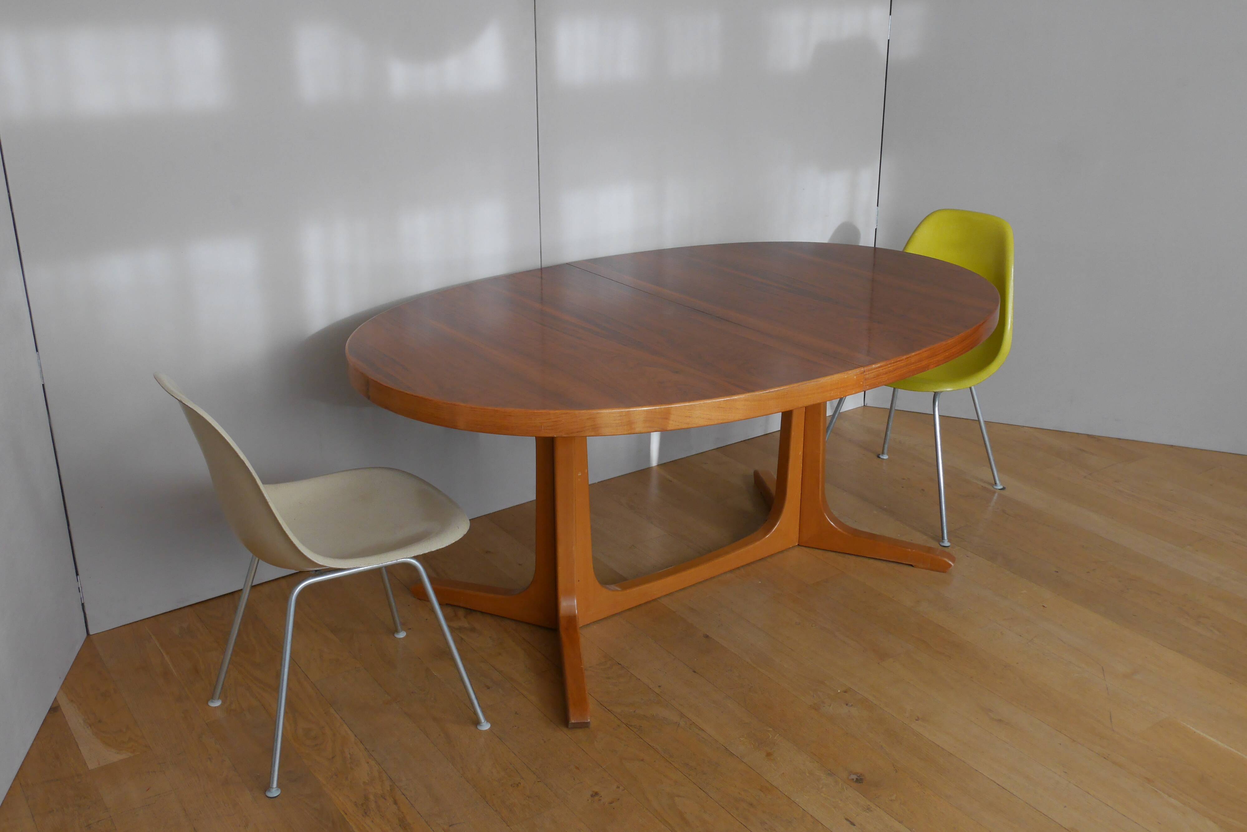 Baumann 250cm extendable oval table in walnut Scandinavian vintage design 60 70 extensions