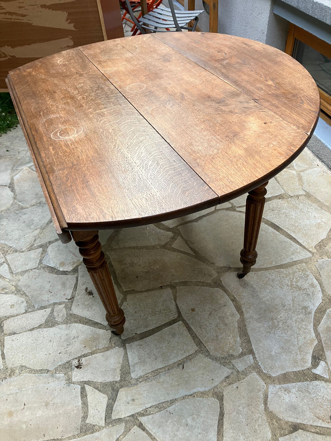 Round oak table with shutters