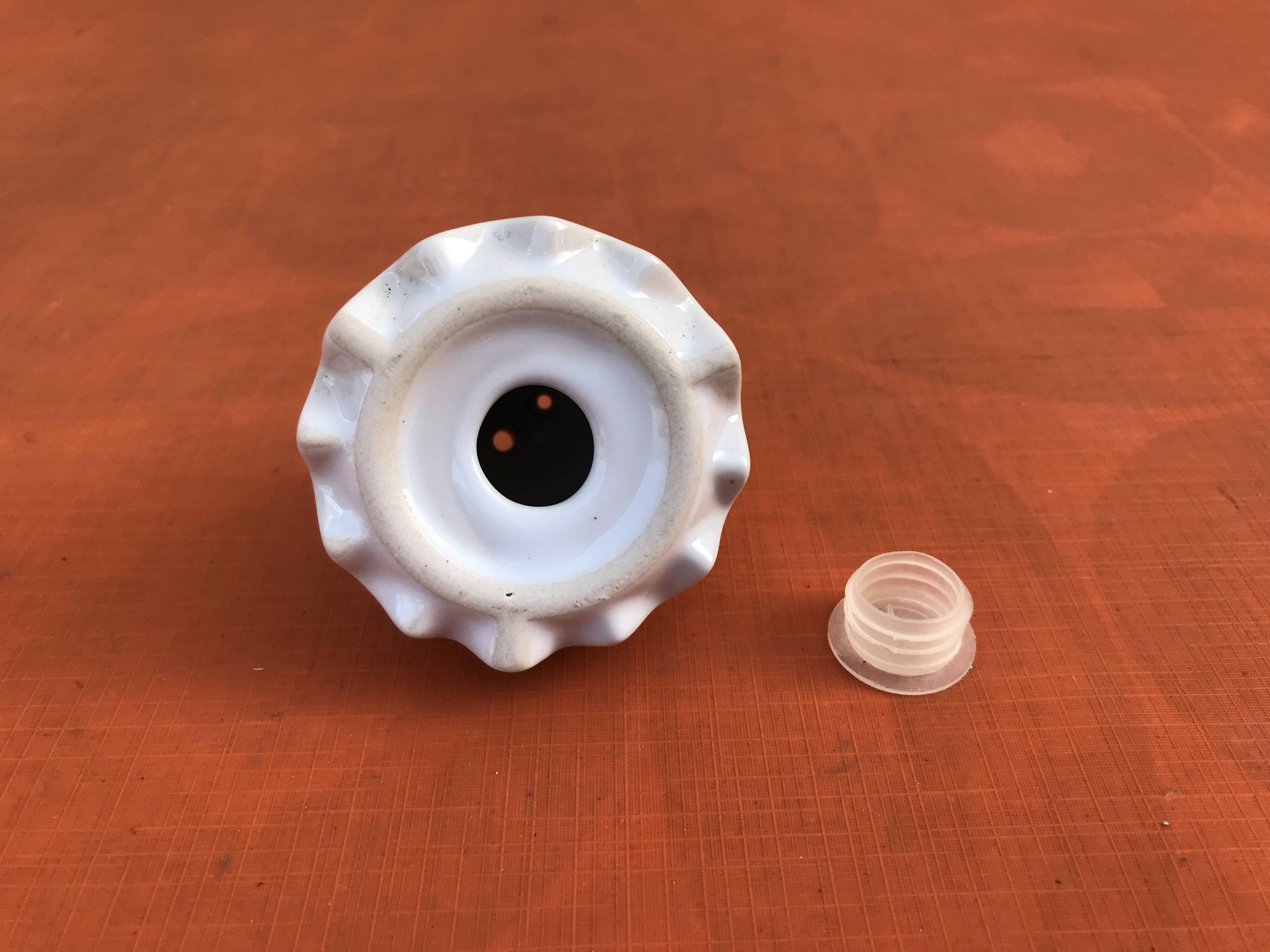 Salière / Poivrière  Céramique forme Oeuf  Décor Couslip (primevère)