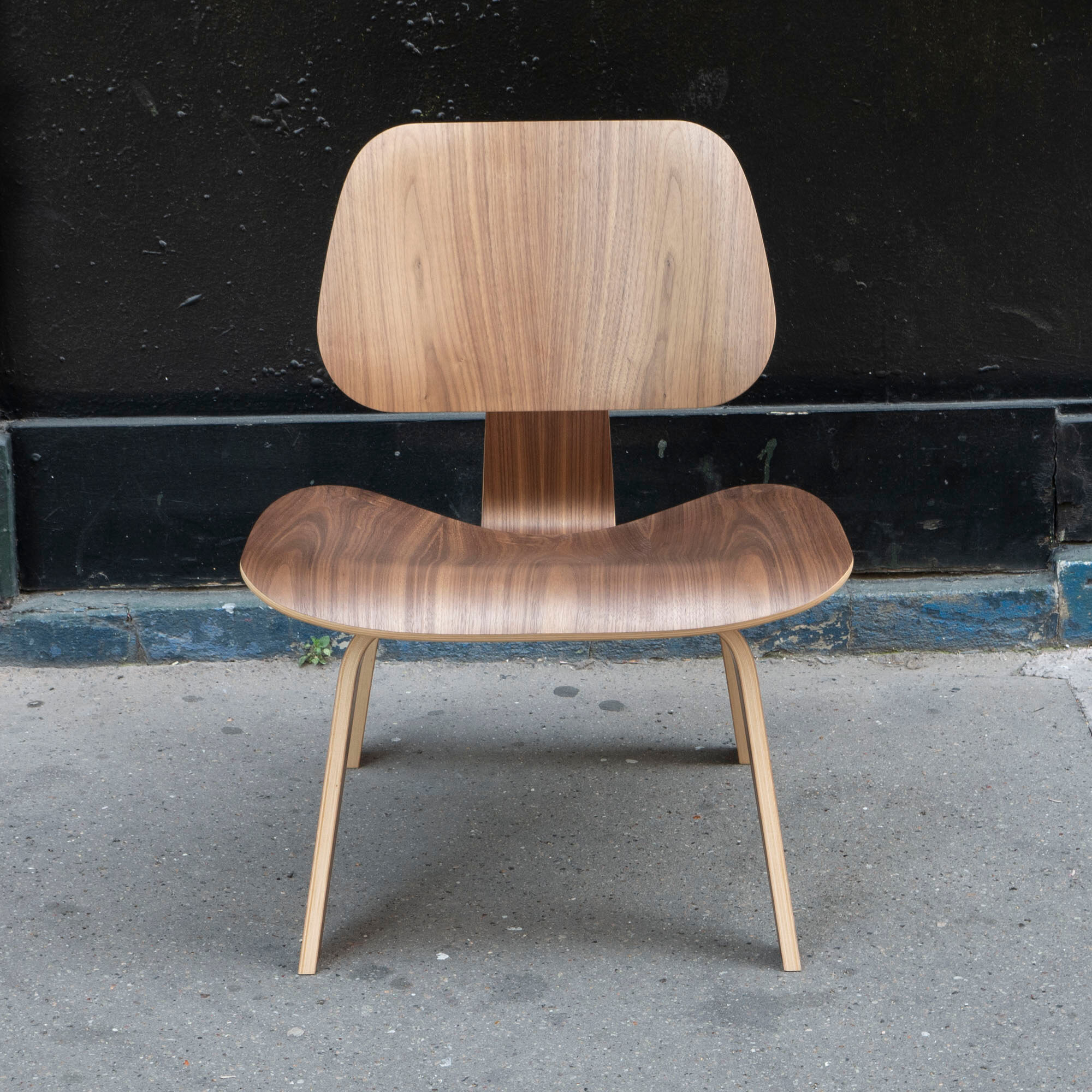 Chaise LCW en Noyer de Charles & Ray Eames - Herman Miller