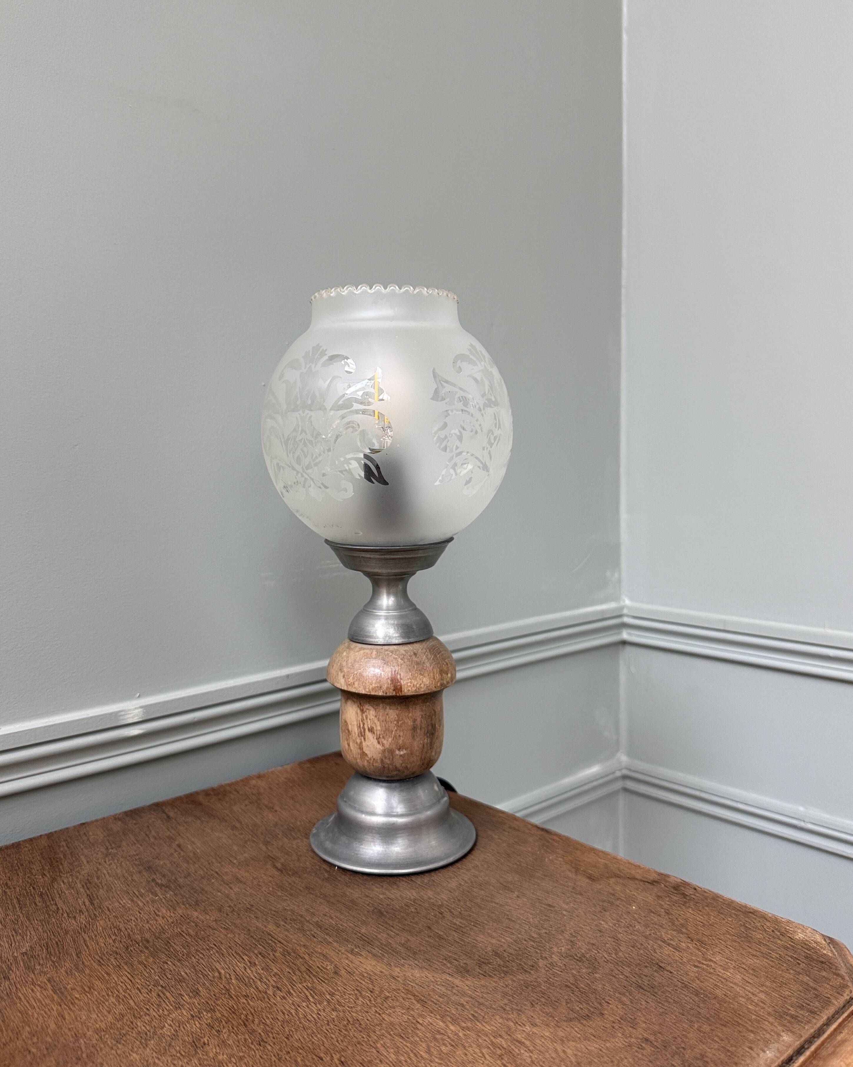 Art Nouveau lamp with engraved glass