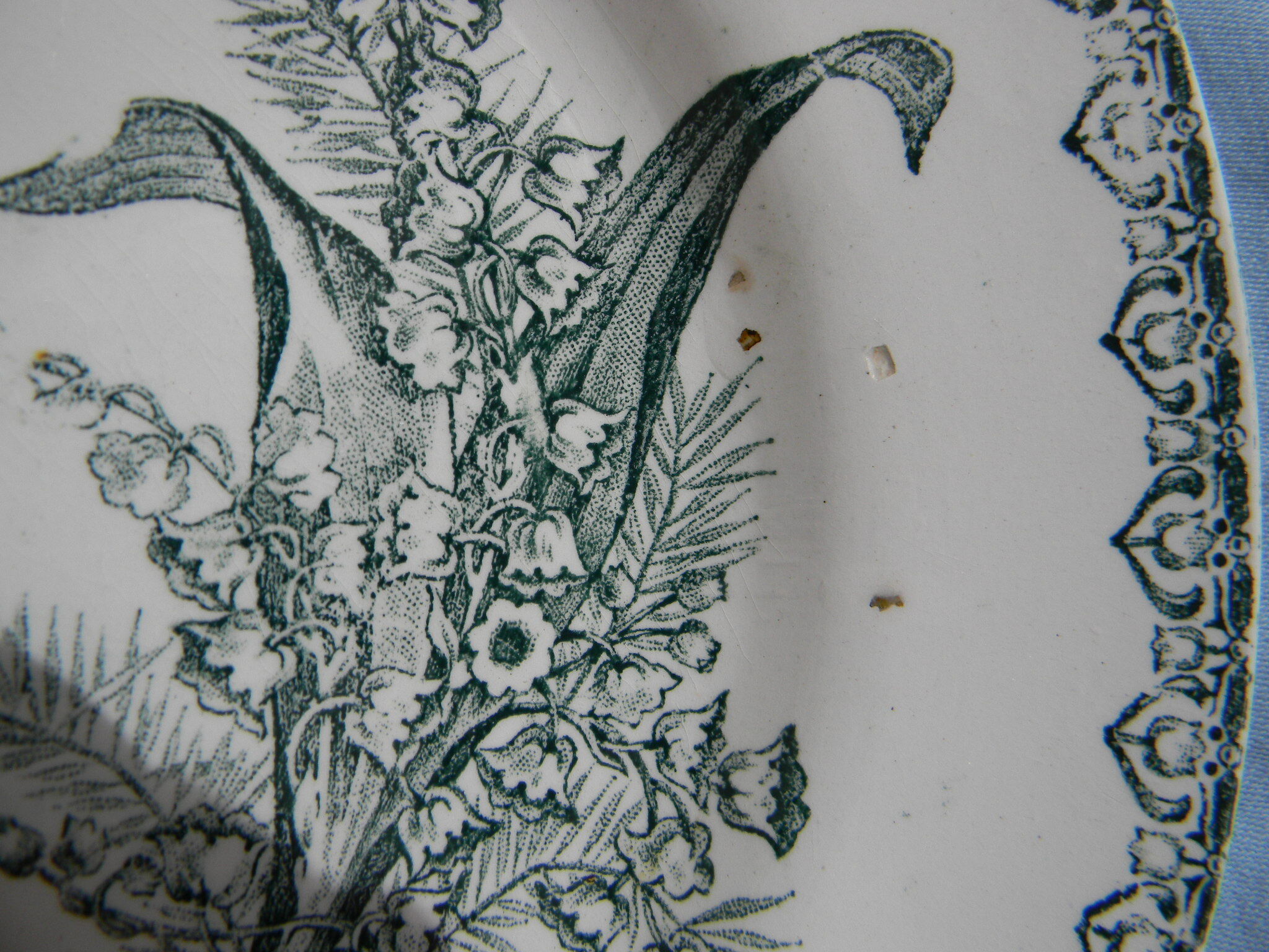 Miscellaneous set of 4 old flat earthenware plates.