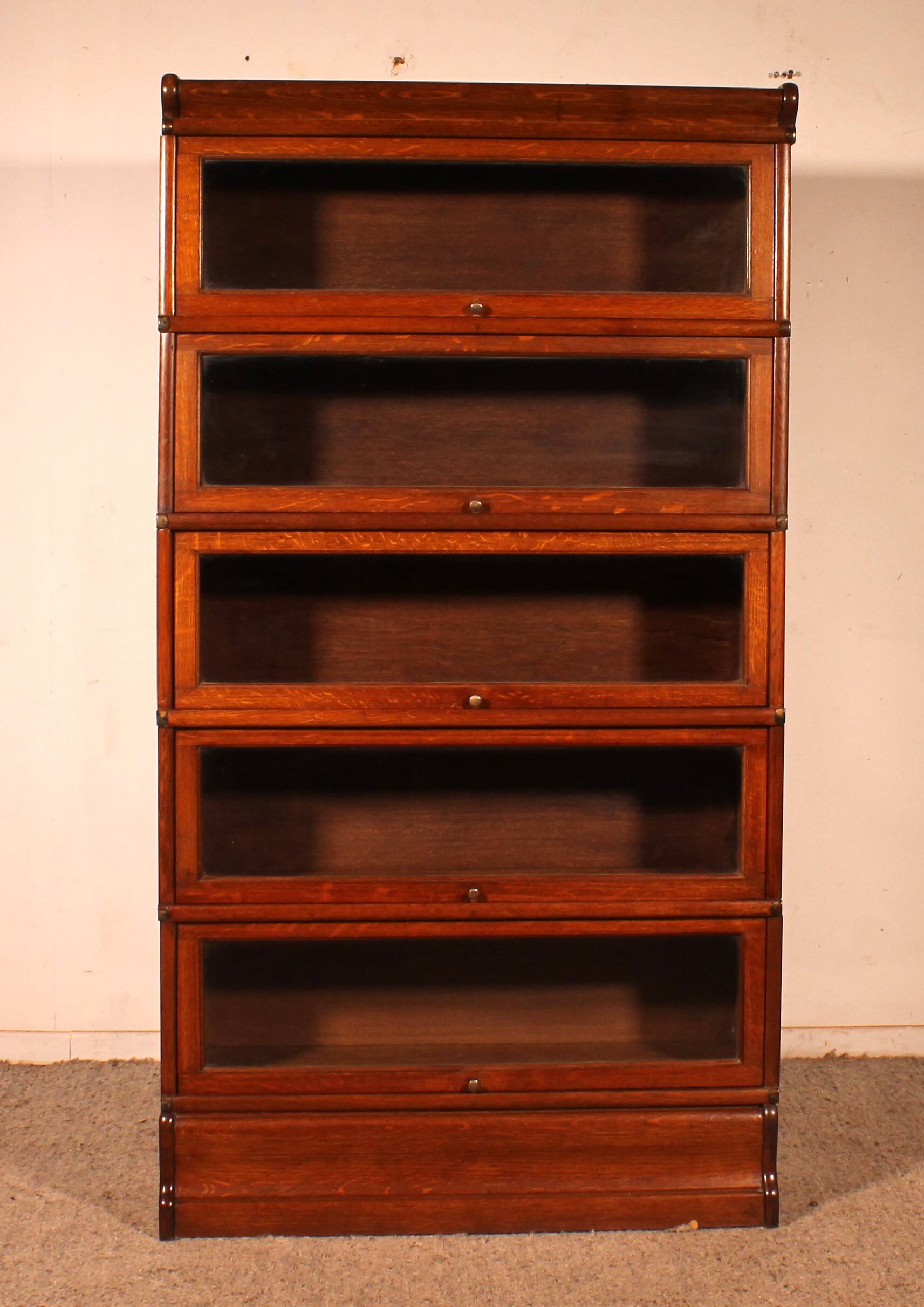 Globe Wernicke Library in oak, 5 pieces.