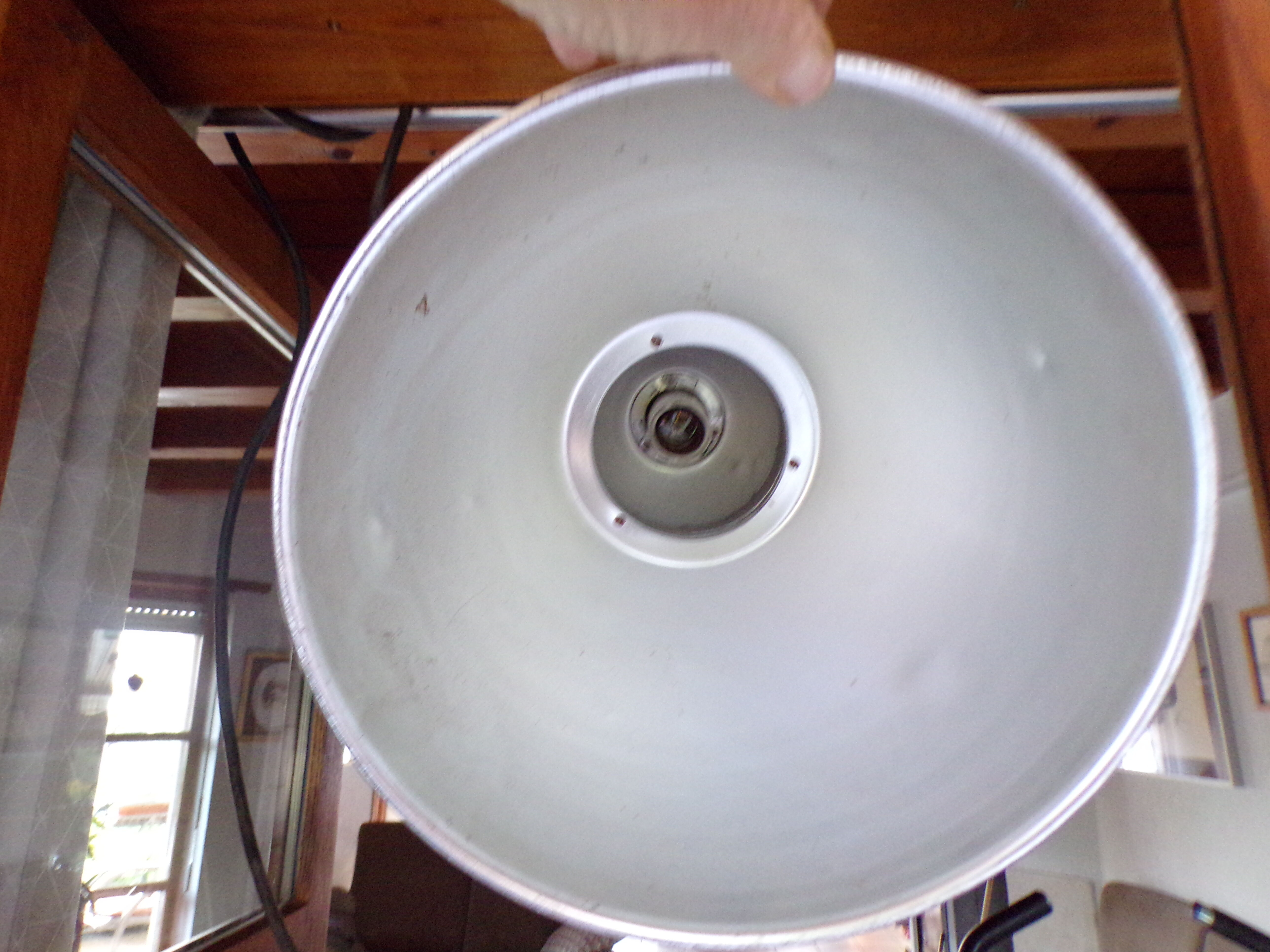 Industrial workshop lamp suspension