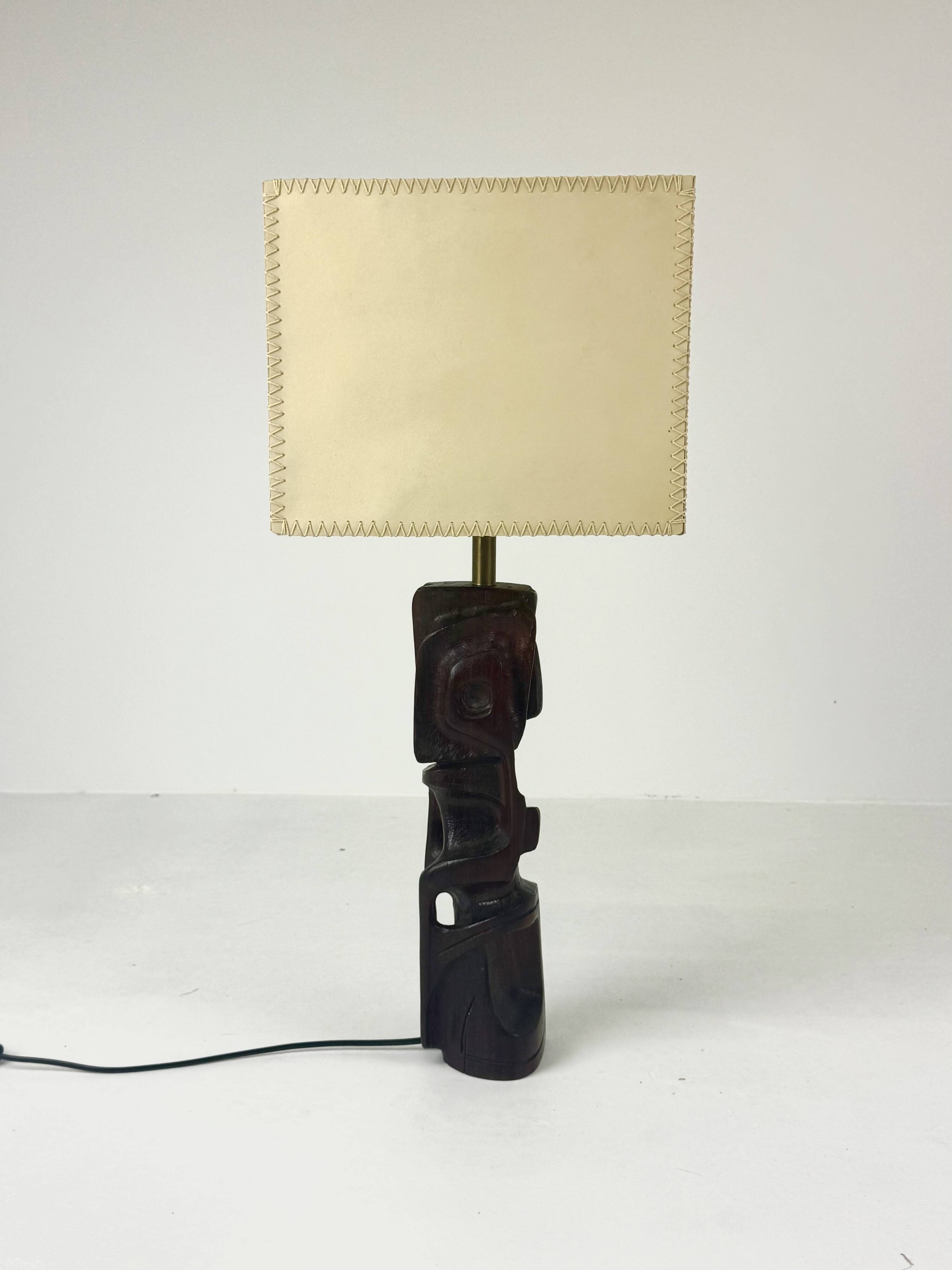 Lampe de table sculpturale en bois sculpté à la main par Gianni Pinna